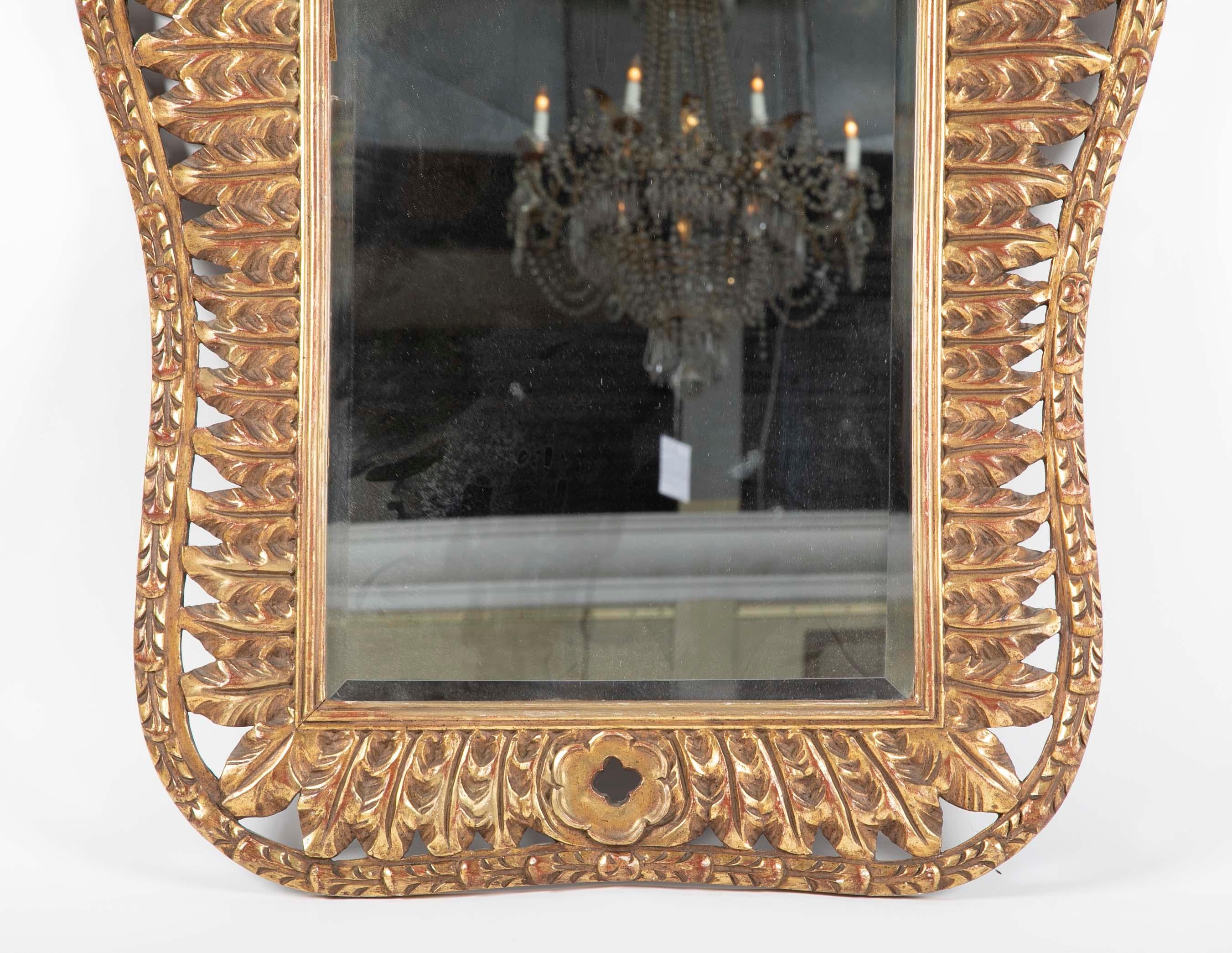 Néo-baroque Miroir fantaisie en plumes sculptées et dorées signé Jansen en vente