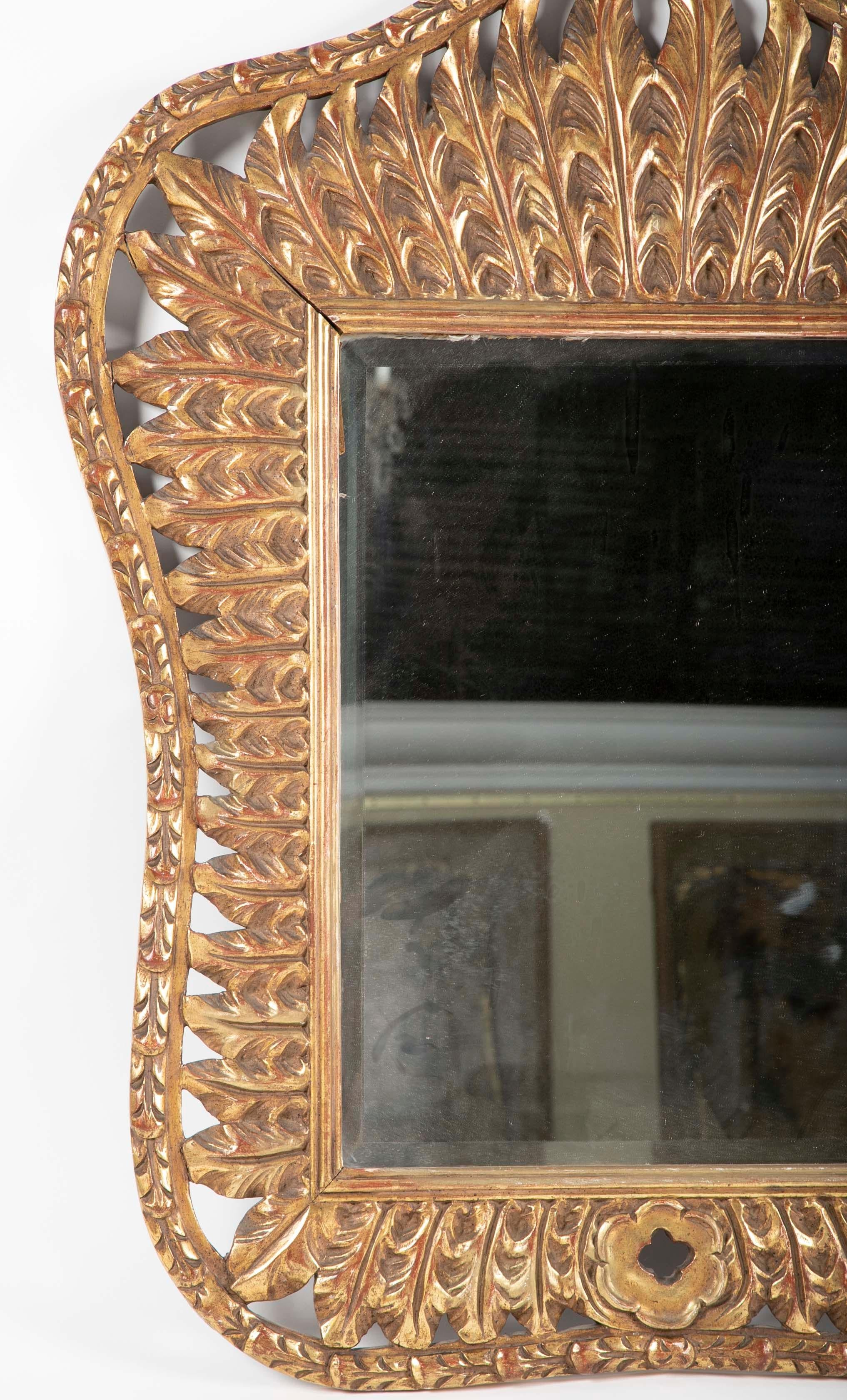 Argentin Miroir fantaisie en plumes sculptées et dorées signé Jansen en vente