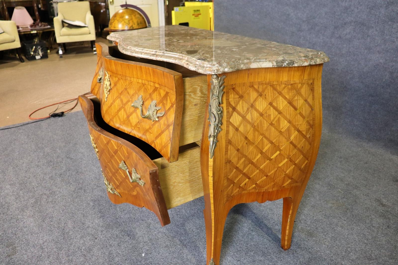 Commodo francese con piano in marmo montato in bronzo firmato Jansen in vendita 1