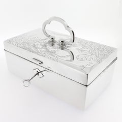 Scatola portagioie giapponese firmata in argento 950 con manico e crisantemi