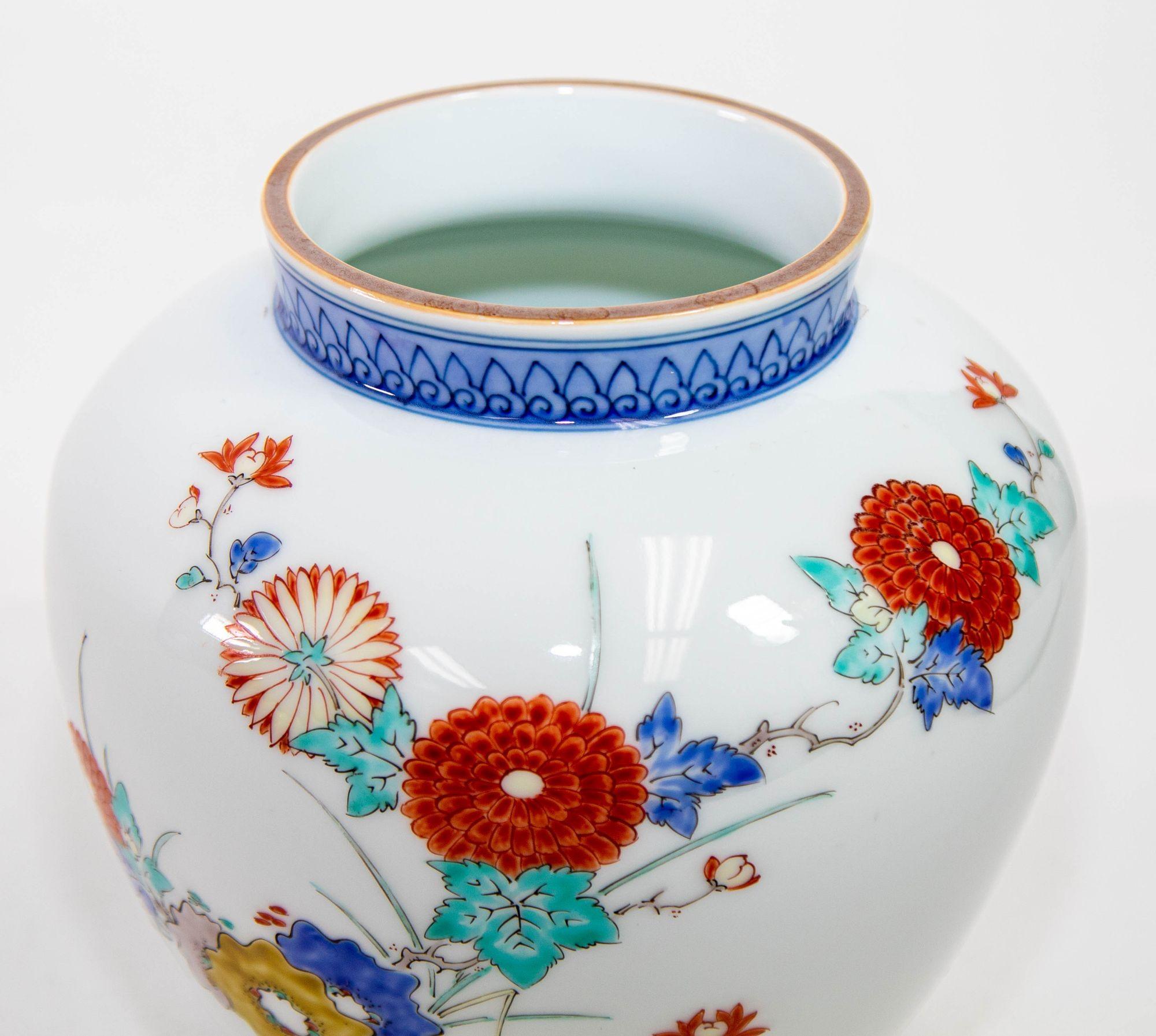 Vase japonais signé Arita Kakiemon avec designs de fleurs années 1950 en vente 4