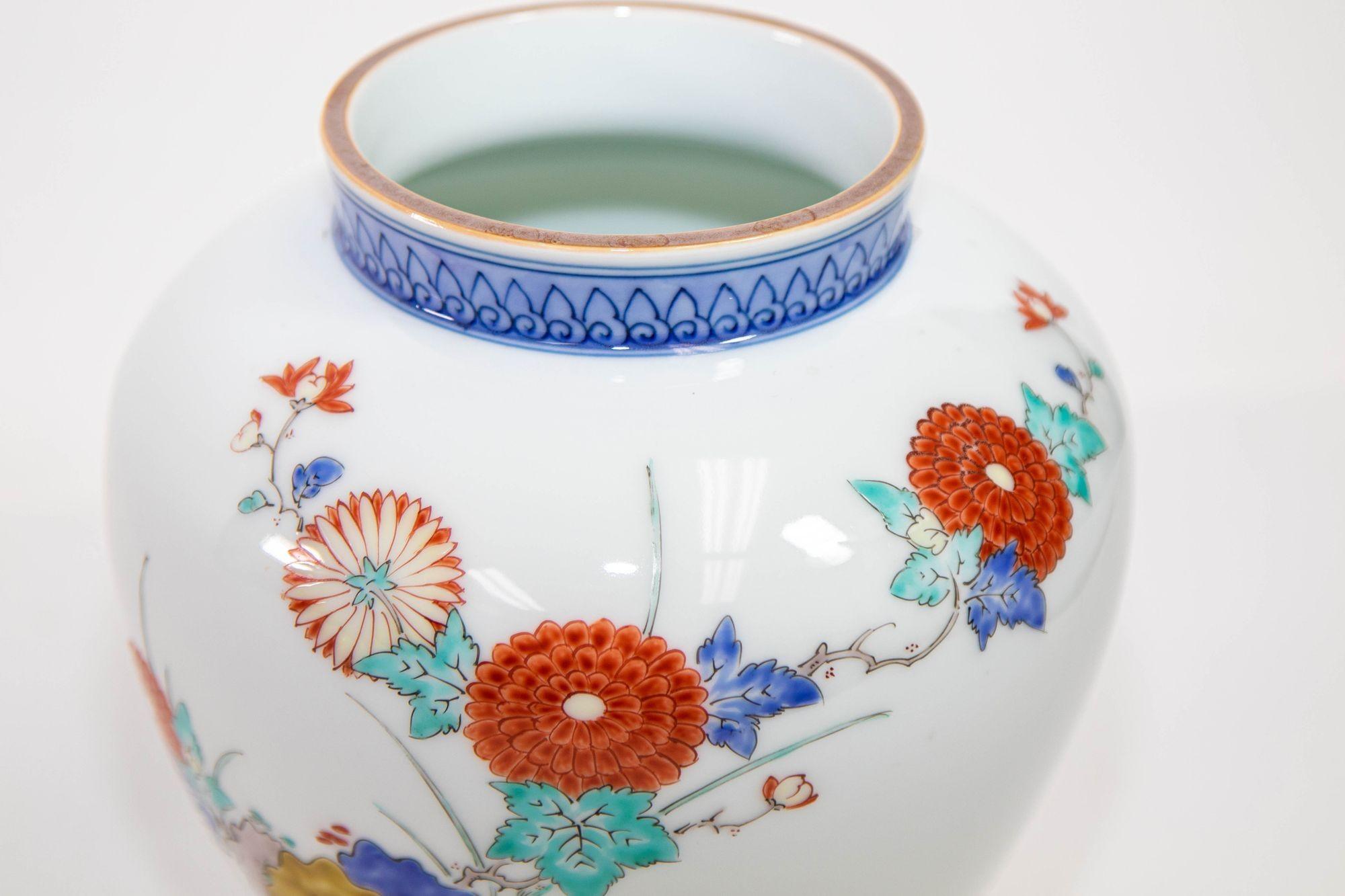 Vase japonais signé Arita Kakiemon avec designs de fleurs années 1950 en vente 7