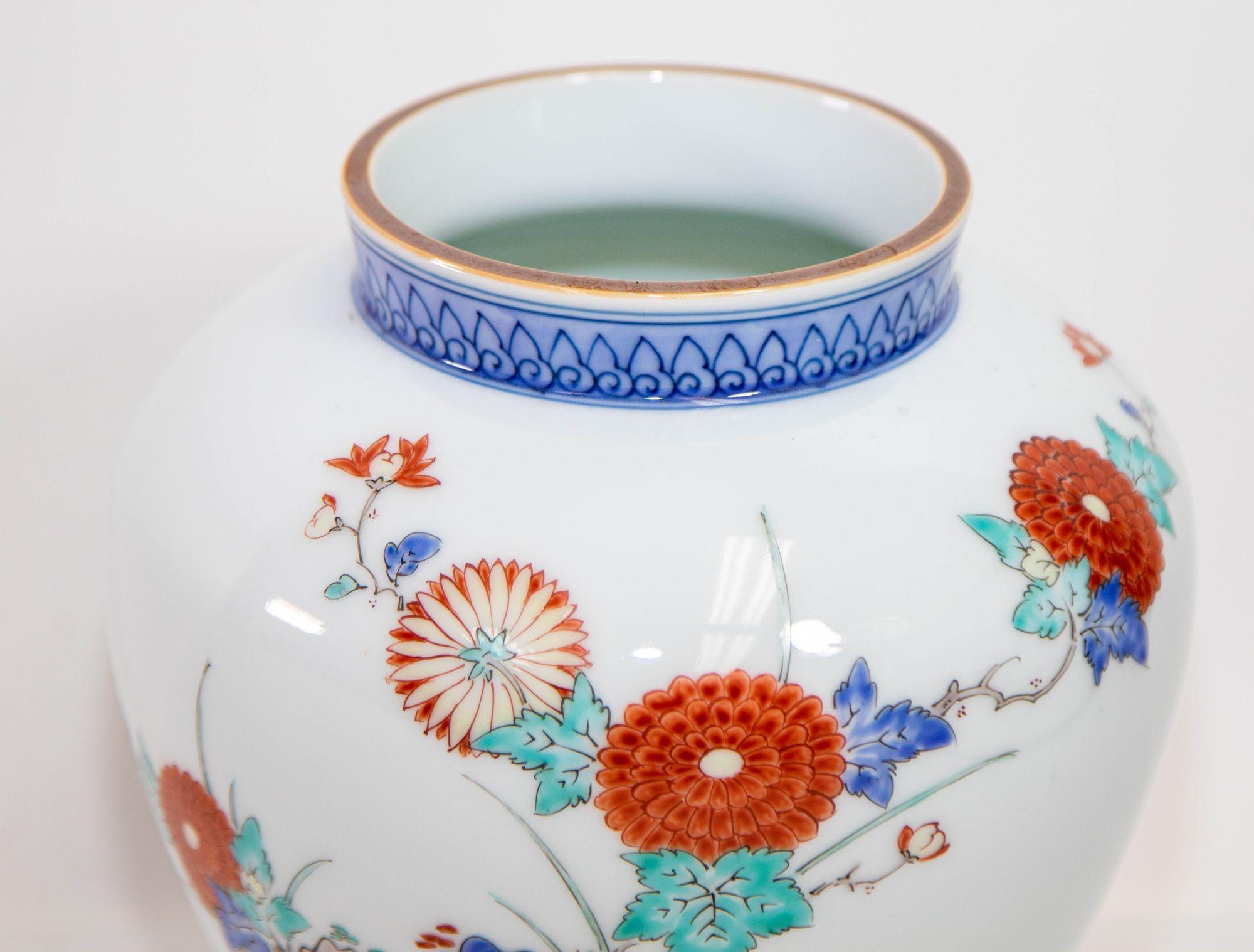 Japonisme Vase japonais signé Arita Kakiemon avec designs de fleurs années 1950 en vente