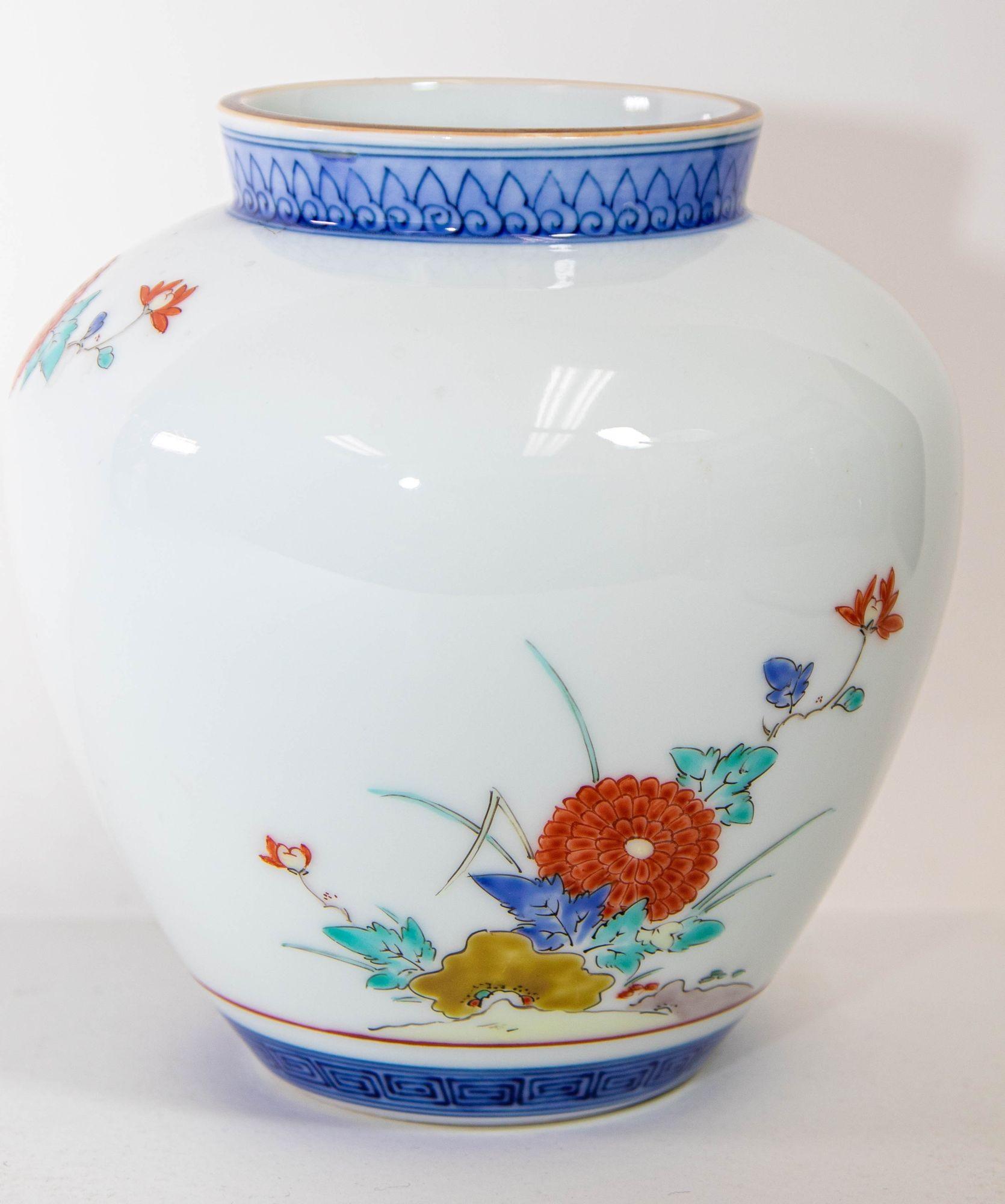 Fait main Vase japonais signé Arita Kakiemon avec designs de fleurs années 1950 en vente