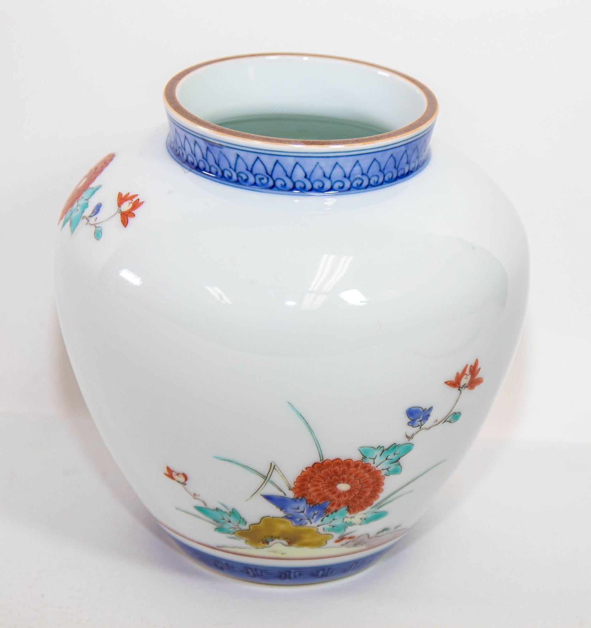 Vase japonais signé Arita Kakiemon avec designs de fleurs années 1950 Bon état - En vente à North Hollywood, CA