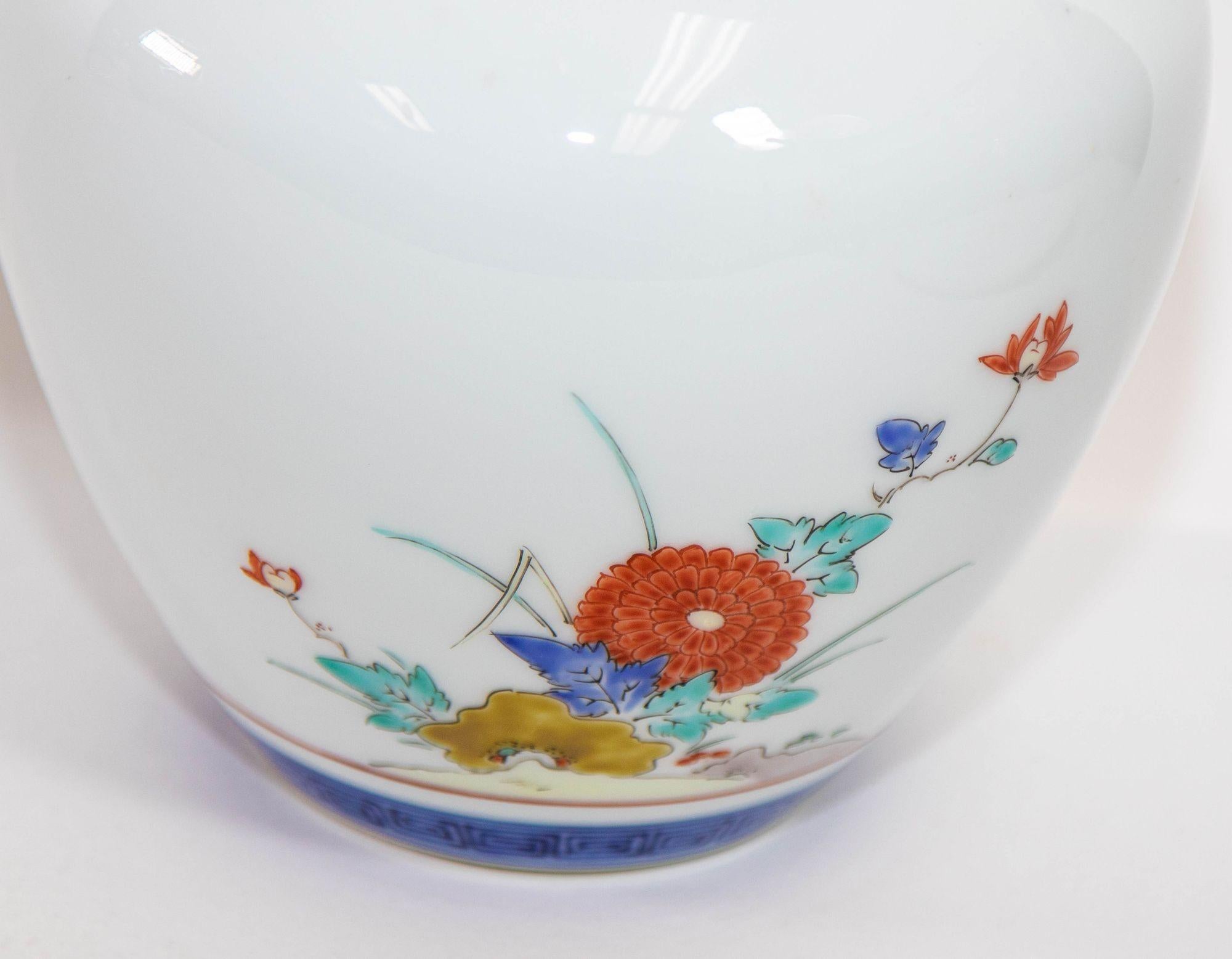 20ième siècle Vase japonais signé Arita Kakiemon avec designs de fleurs années 1950 en vente