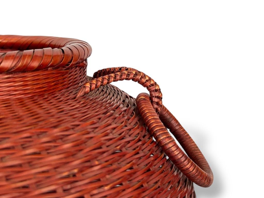 Panier à fleurs en bambou signé de Nishinaka Chikusei avec double boucle à la main en vente 2