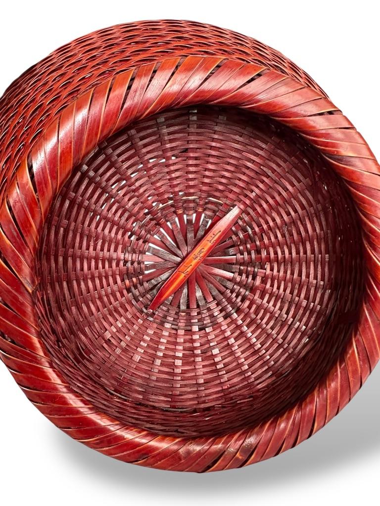 Panier à fleurs en bambou signé de Nishinaka Chikusei avec double boucle à la main en vente 3
