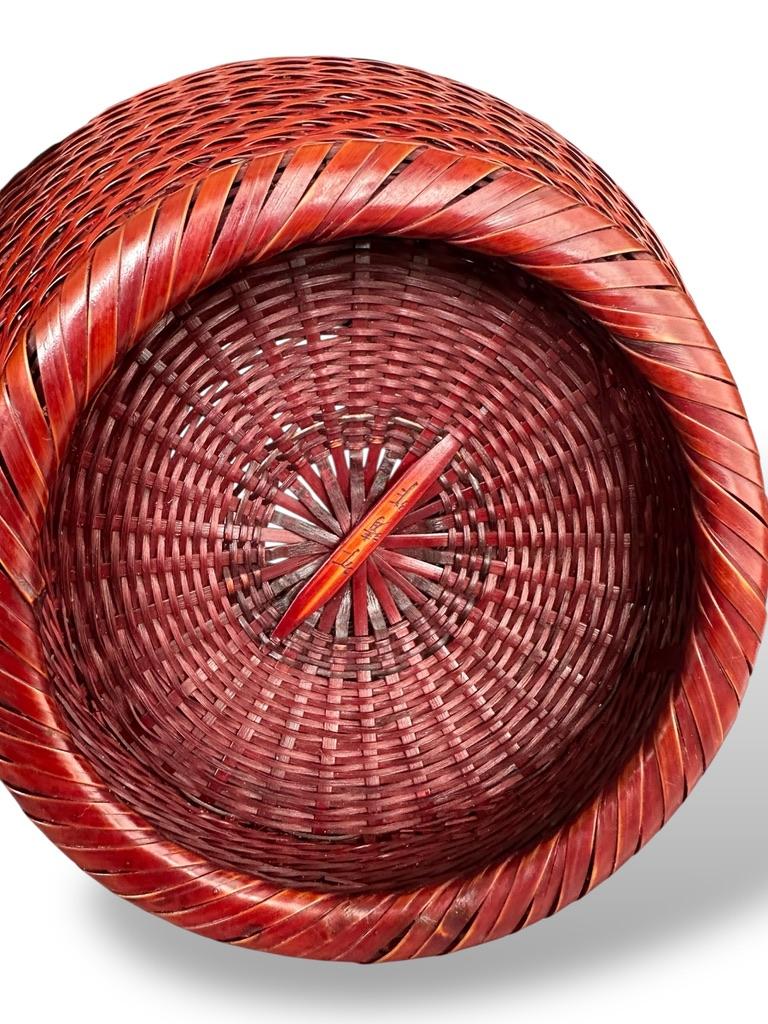 Panier à fleurs en bambou signé de Nishinaka Chikusei avec double boucle à la main en vente 7