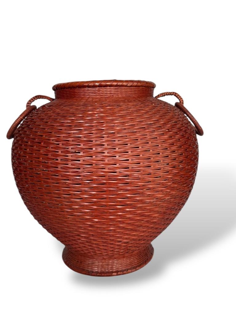 Panier à fleurs en bambou signé de Nishinaka Chikusei avec double boucle à la main en vente 11