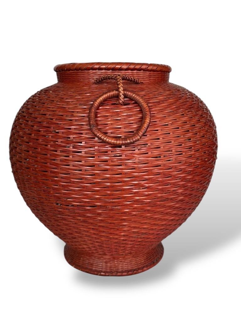 Showa Panier à fleurs en bambou signé de Nishinaka Chikusei avec double boucle à la main en vente