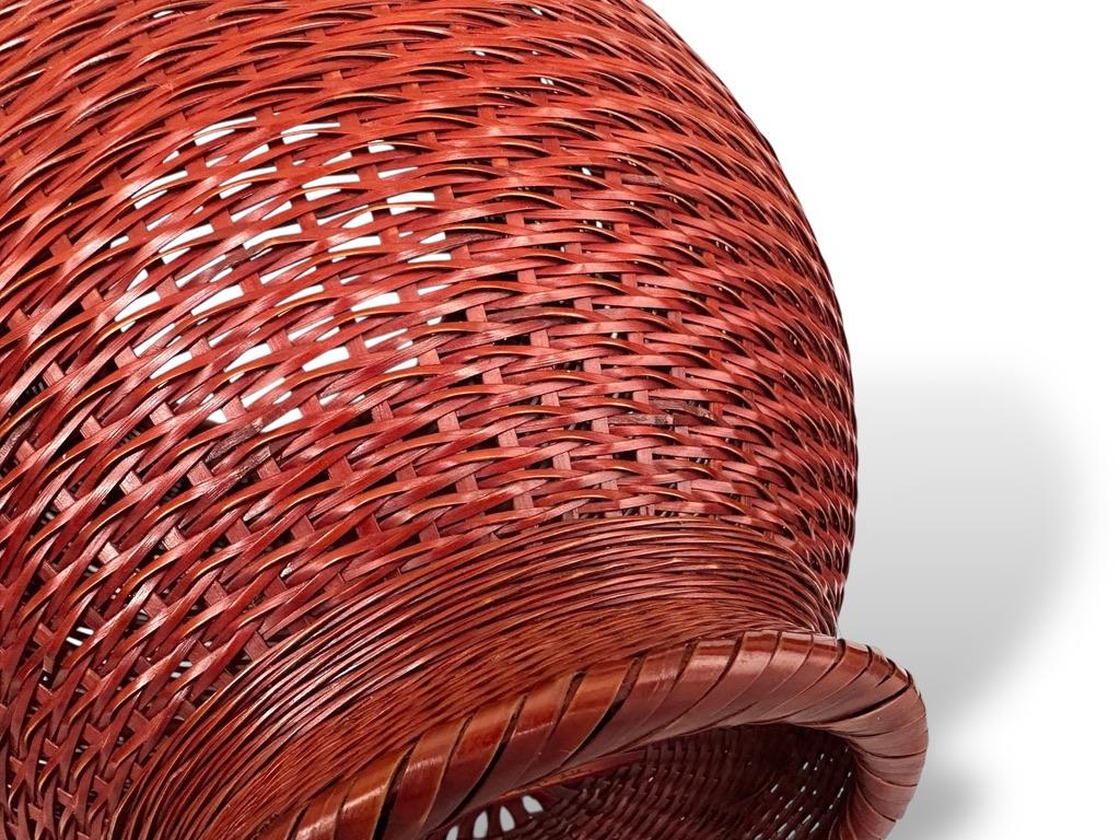 Tissé à la main Panier à fleurs en bambou signé de Nishinaka Chikusei avec double boucle à la main en vente