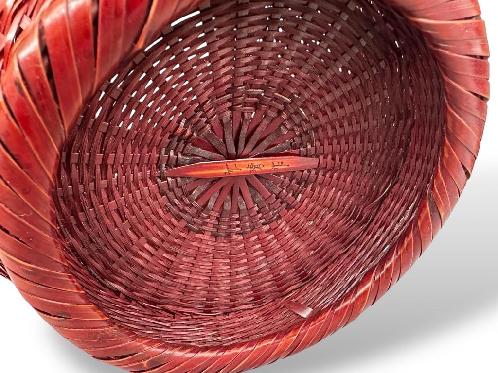 20ième siècle Panier à fleurs en bambou signé de Nishinaka Chikusei avec double boucle à la main en vente