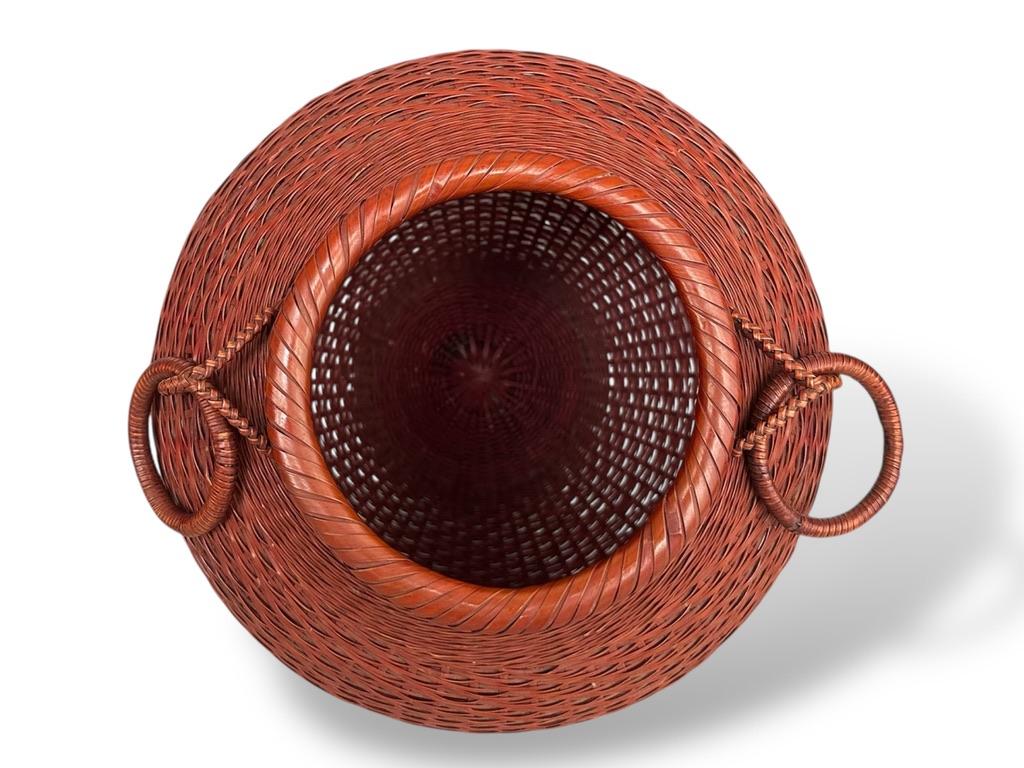 Panier à fleurs en bambou signé de Nishinaka Chikusei avec double boucle à la main en vente 1