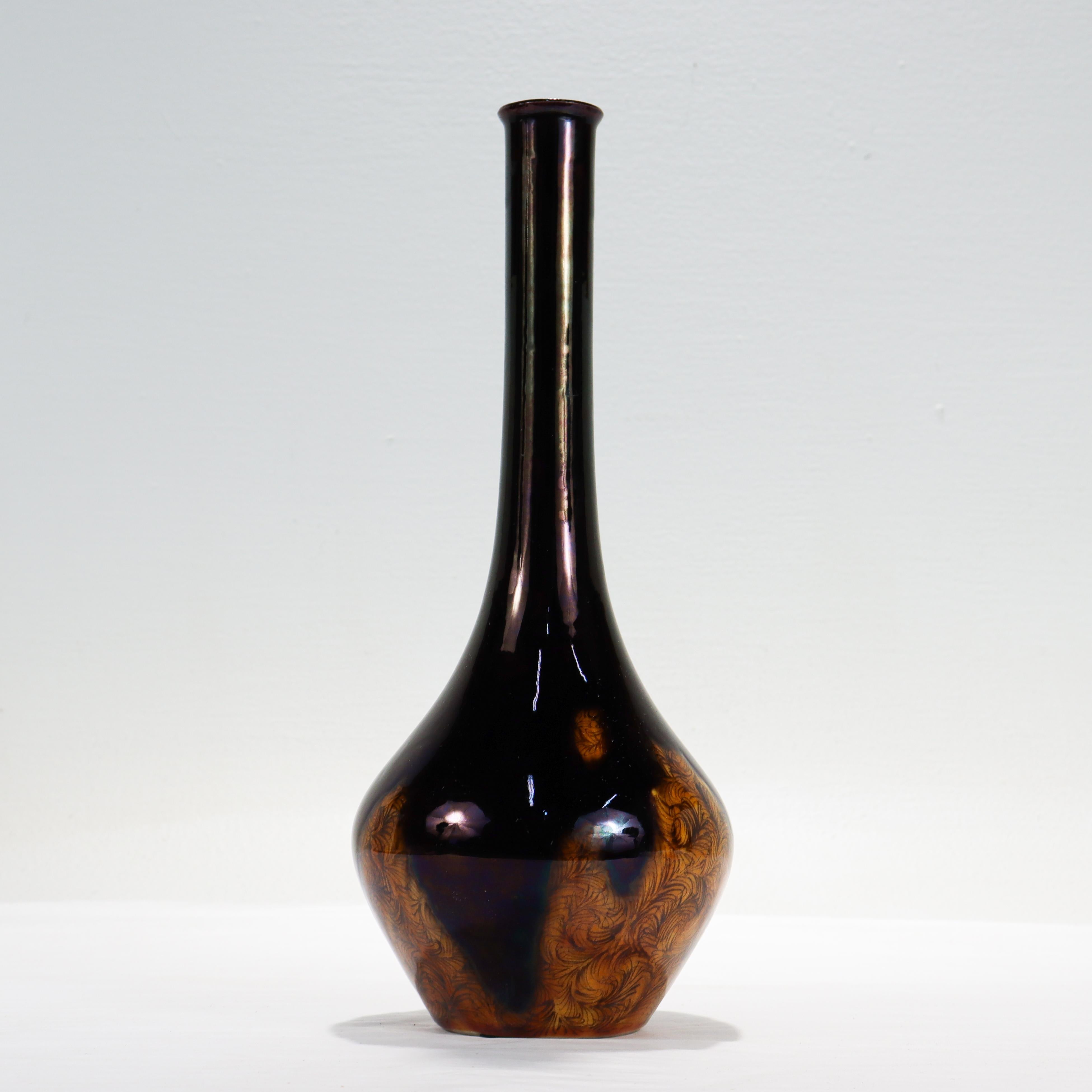 Eine schöne Vintage-Vase aus japanischem Kutani-Porzellan.

Von Mitsui Tamekichi dem 3. (?????3?). 

Geboren als Mitsui Eiichi im Jahr 1935. Er lernte seine Frau während seiner Ausbildung bei Kutani-Meister Torijo Kitade kennen, und sie