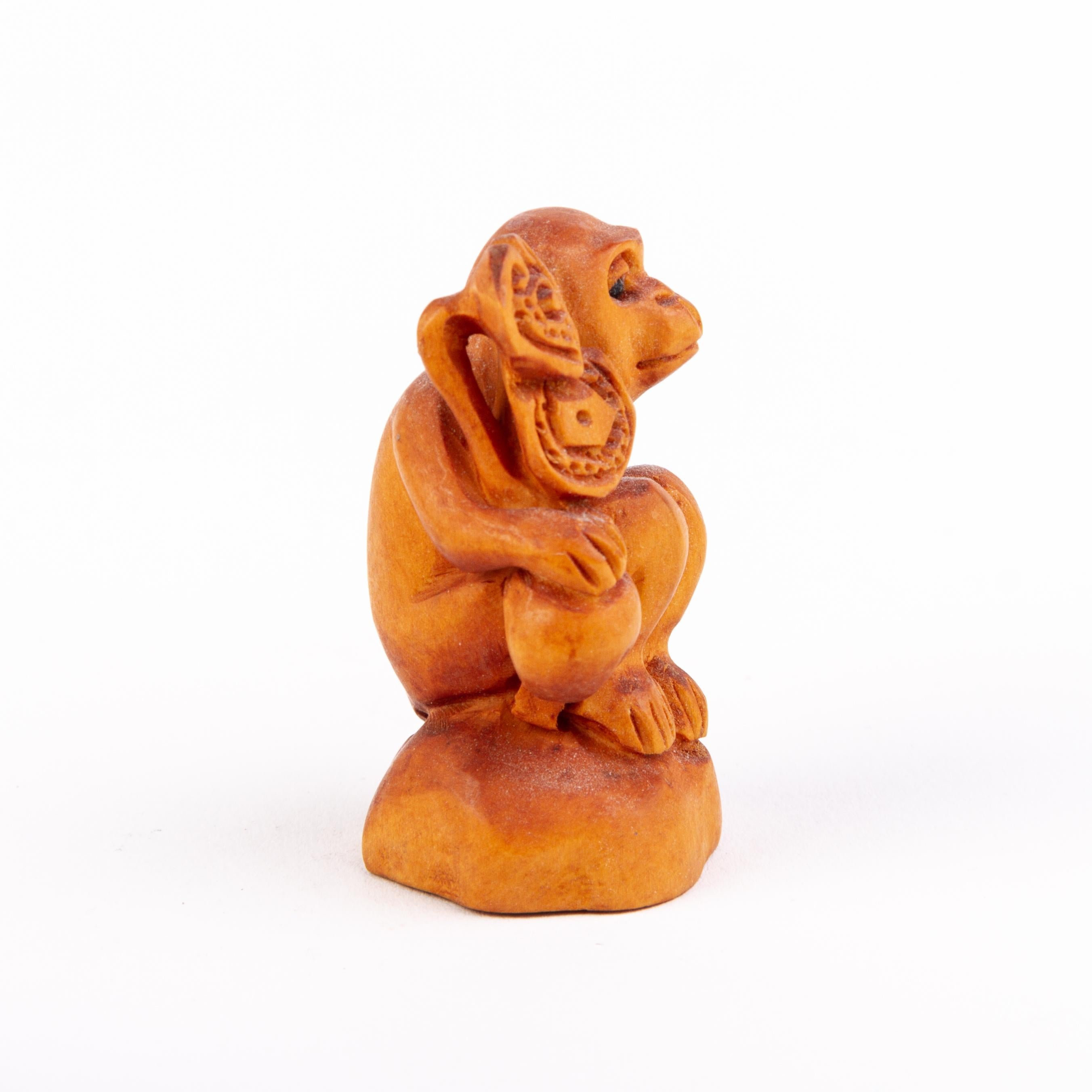 In good condition
From a private collection
Free international shipping
Signed Japanese Boxwood Netsuke Inro of a Monkey