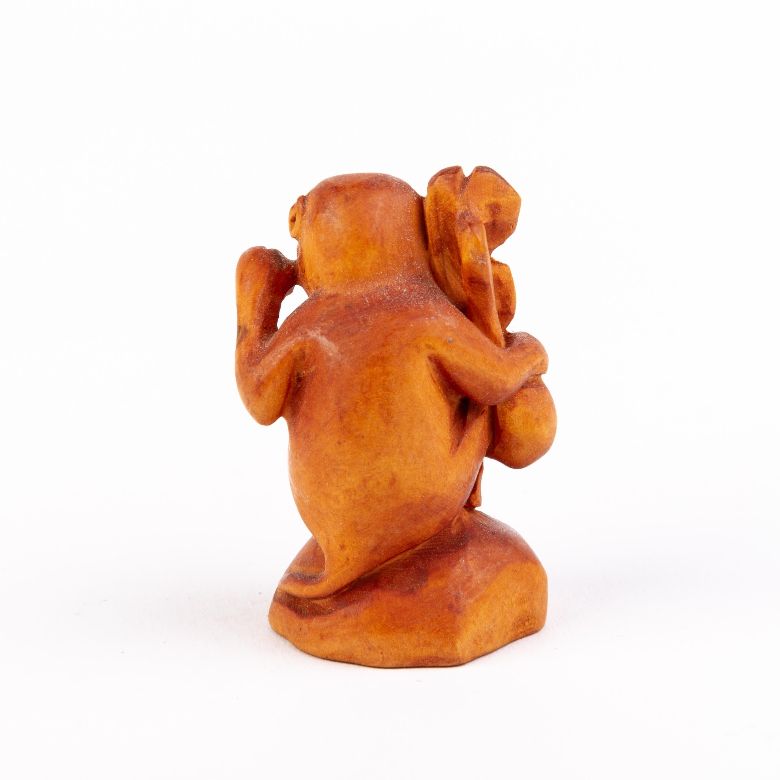 Signed Japanese Boxwood Netsuke Inro of a Monkey  In Good Condition For Sale In Nottingham, GB