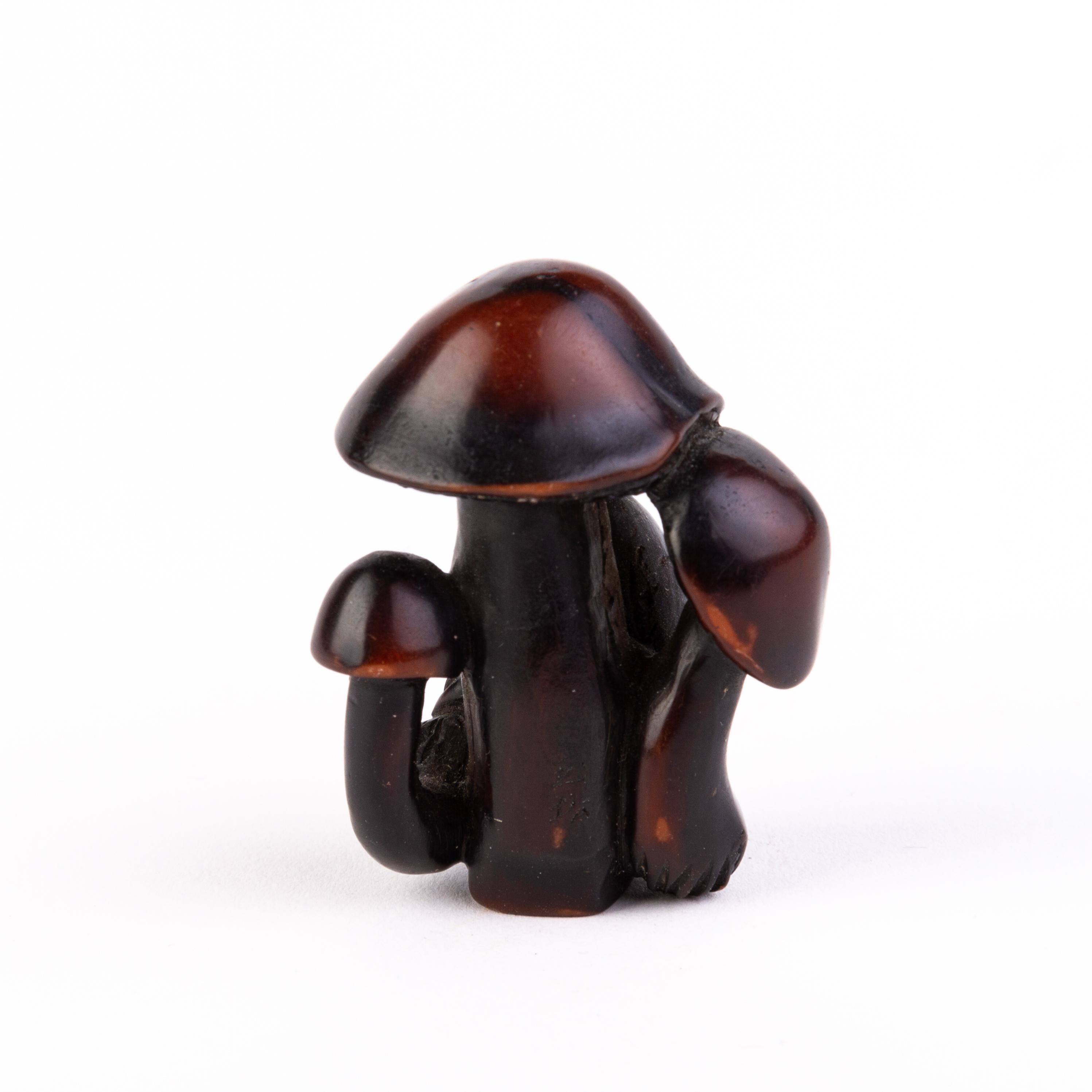 Signed Japanese Boxwood Netsuke of Monkey & Mushrooms  In Good Condition For Sale In Nottingham, GB