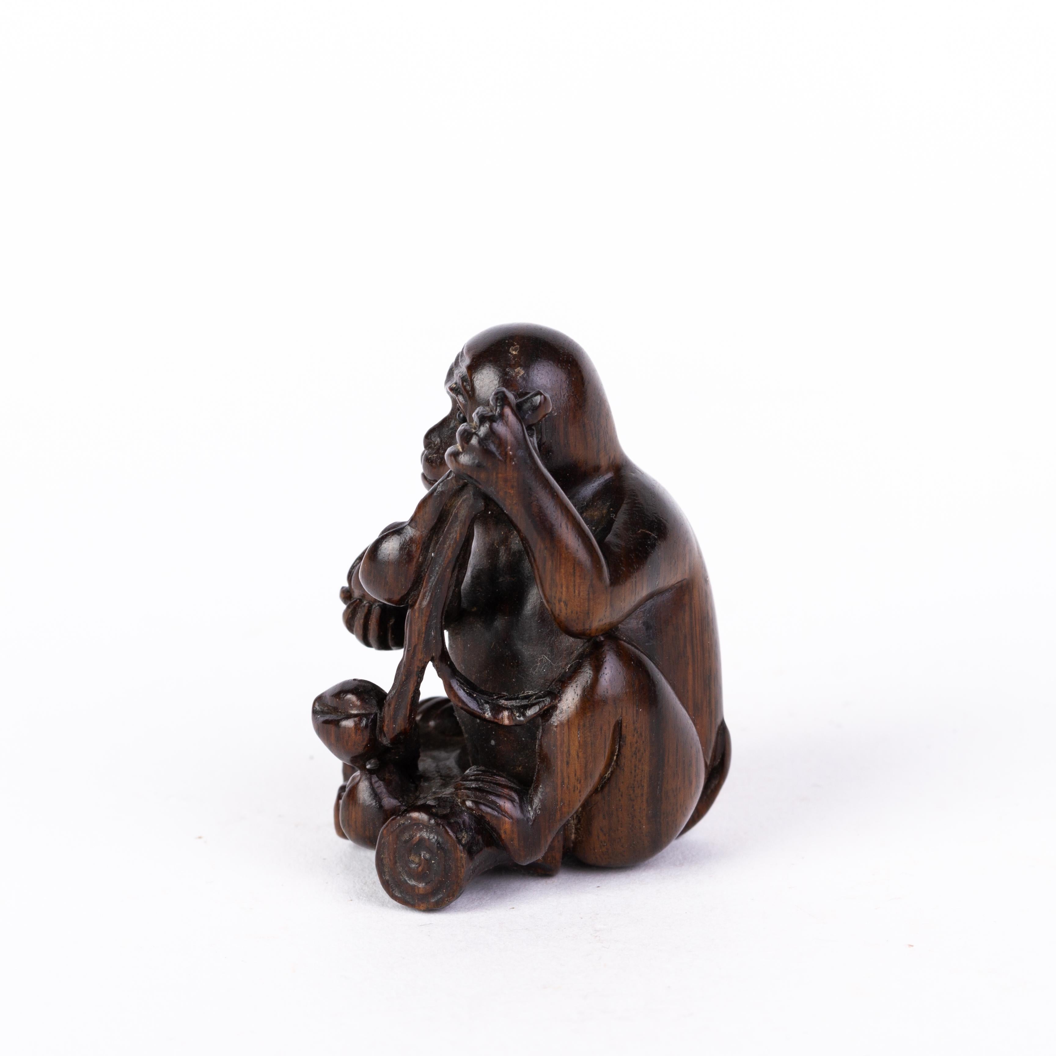 Signed Japanese Carved Boxwood Monkey Netsuke Inro Ojime In Good Condition For Sale In Nottingham, GB