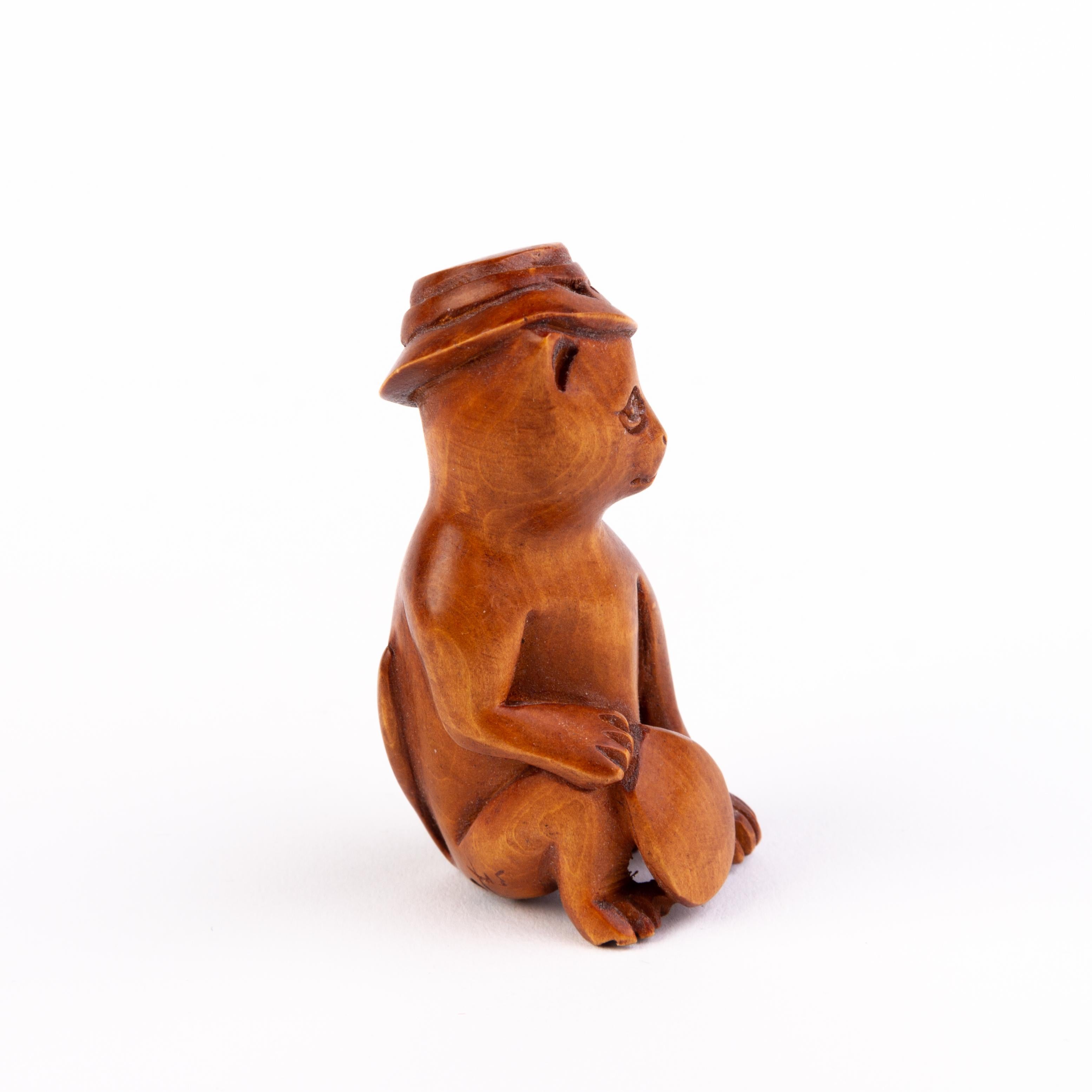 In good condition
From a private collection
Free international shipping
Signed Japanese Carved Boxwood Netsuke of a Cat with Hat