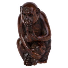 Netsuke Inro Ojime japonais en buis sculpté en forme de singe réfléchi, signé