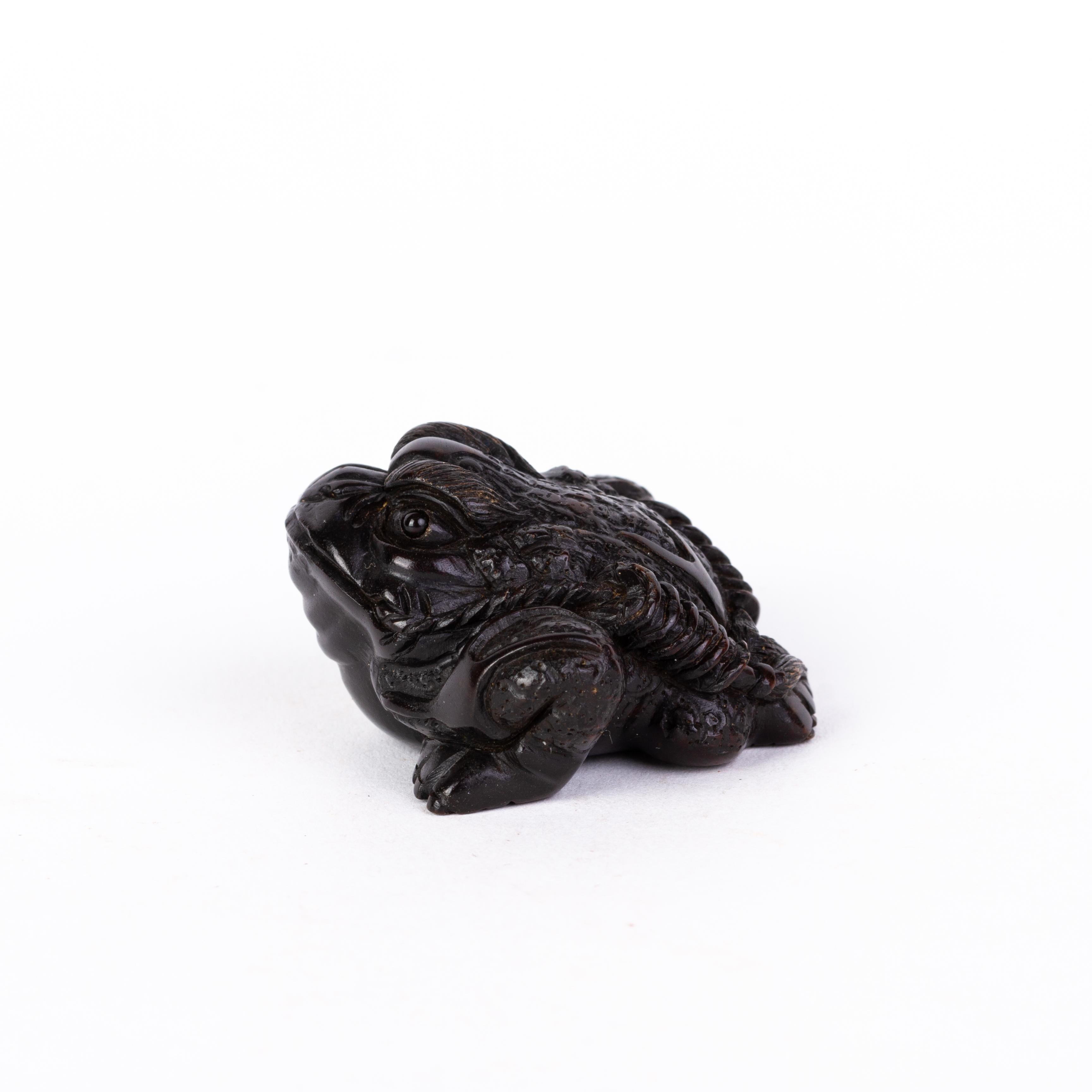 Signed Japanese Carved Boxwood Toad Netsuke Inro Ojime  In Good Condition For Sale In Nottingham, GB