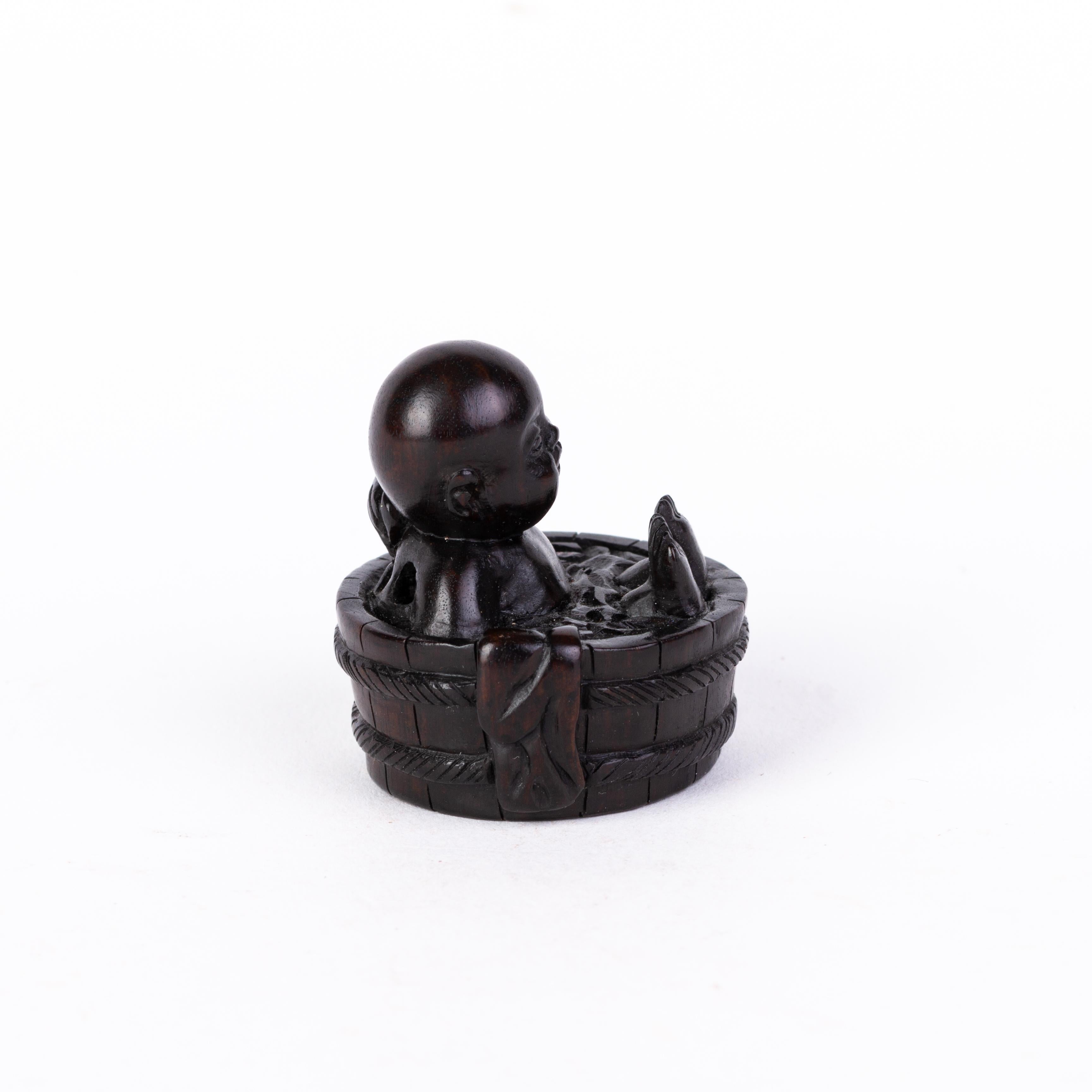 Signed Japanese Carved Ebony Wood Netsuke Boy Bathing Inro Ojime
Very good condition.
From a private collection.
Free international shipping.