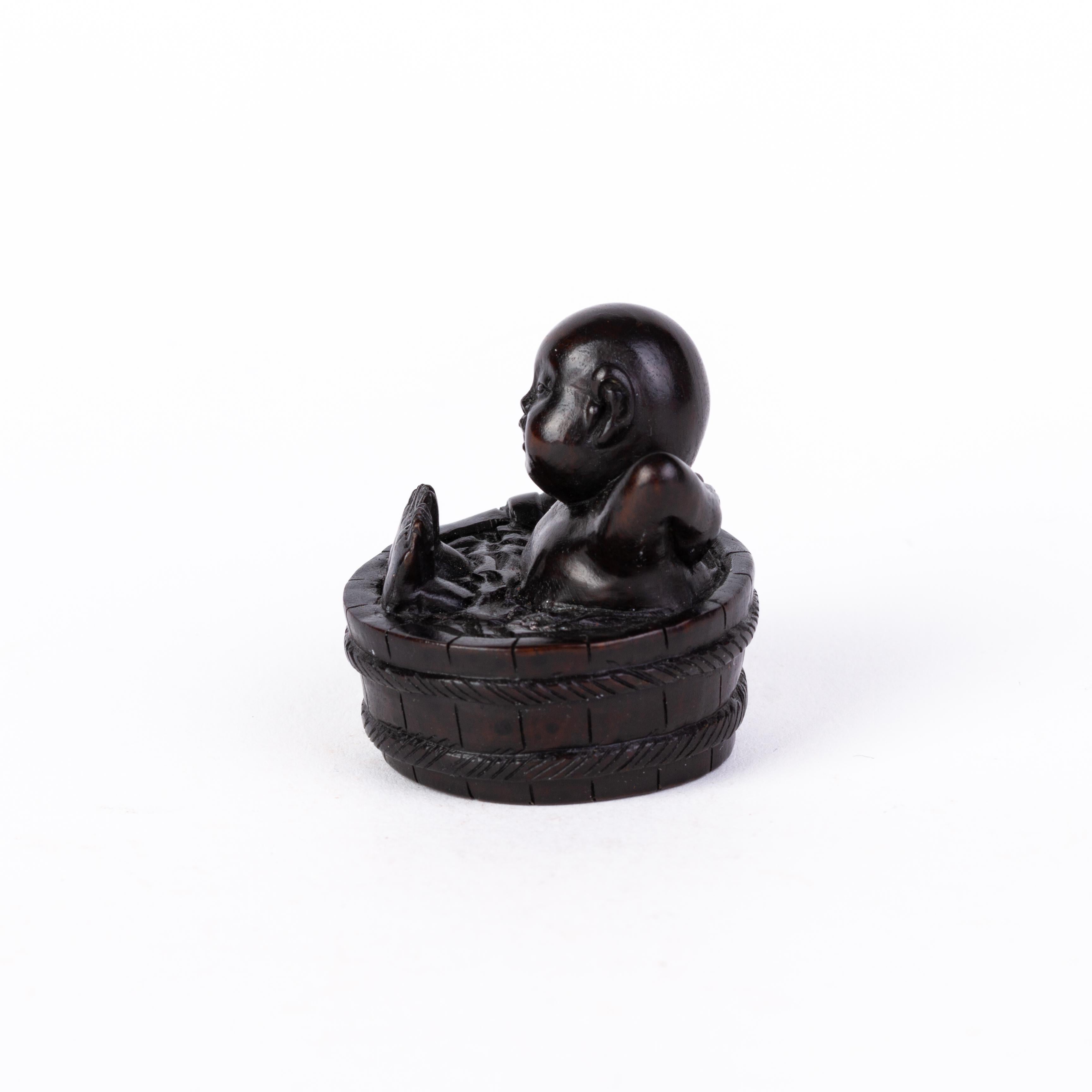 Signed Japanese Carved Ebony Wood Netsuke Boy Bathing Inro Ojime In Good Condition For Sale In Nottingham, GB
