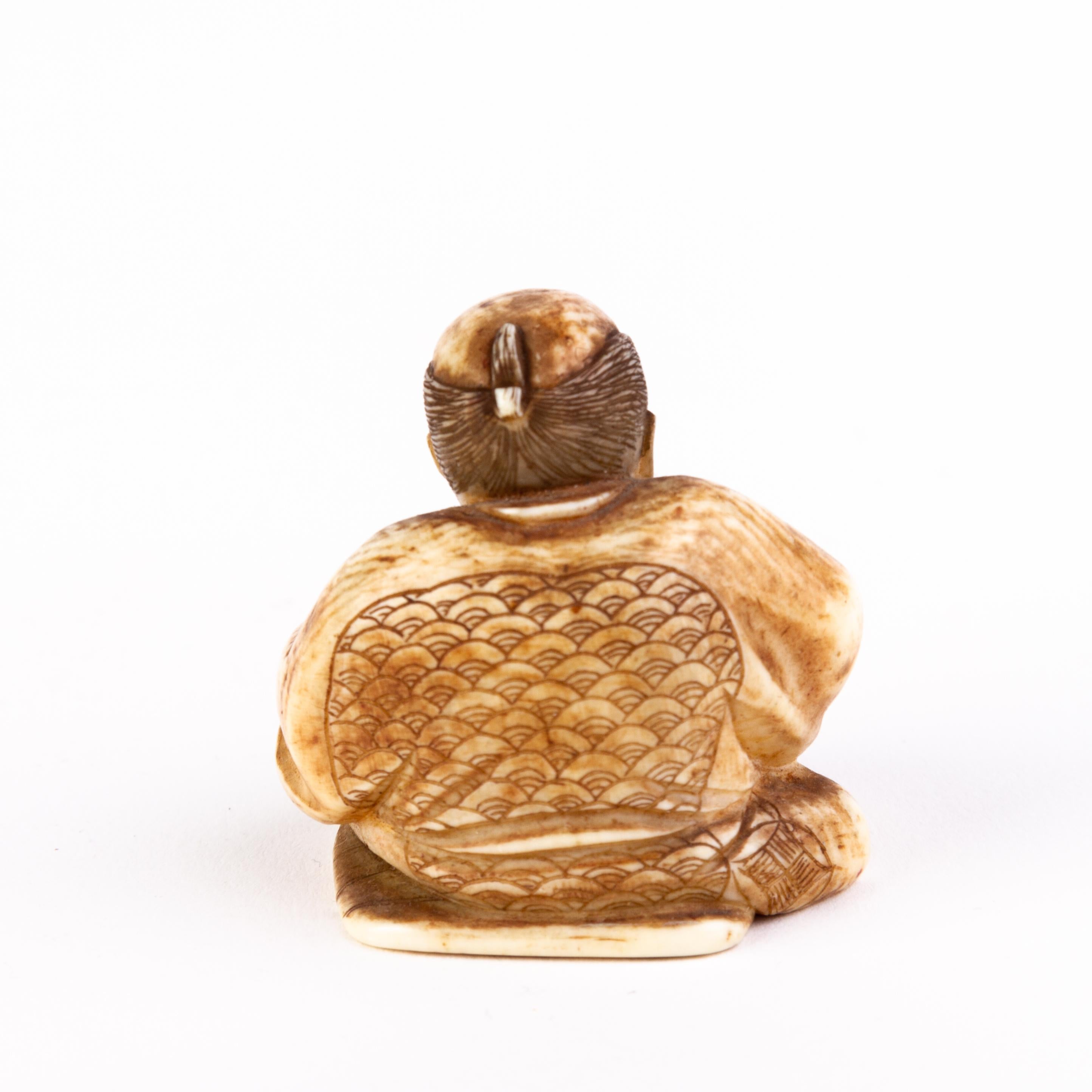 Signed Japanese Carved Netsuke Inro Man Cooking In Good Condition For Sale In Nottingham, GB