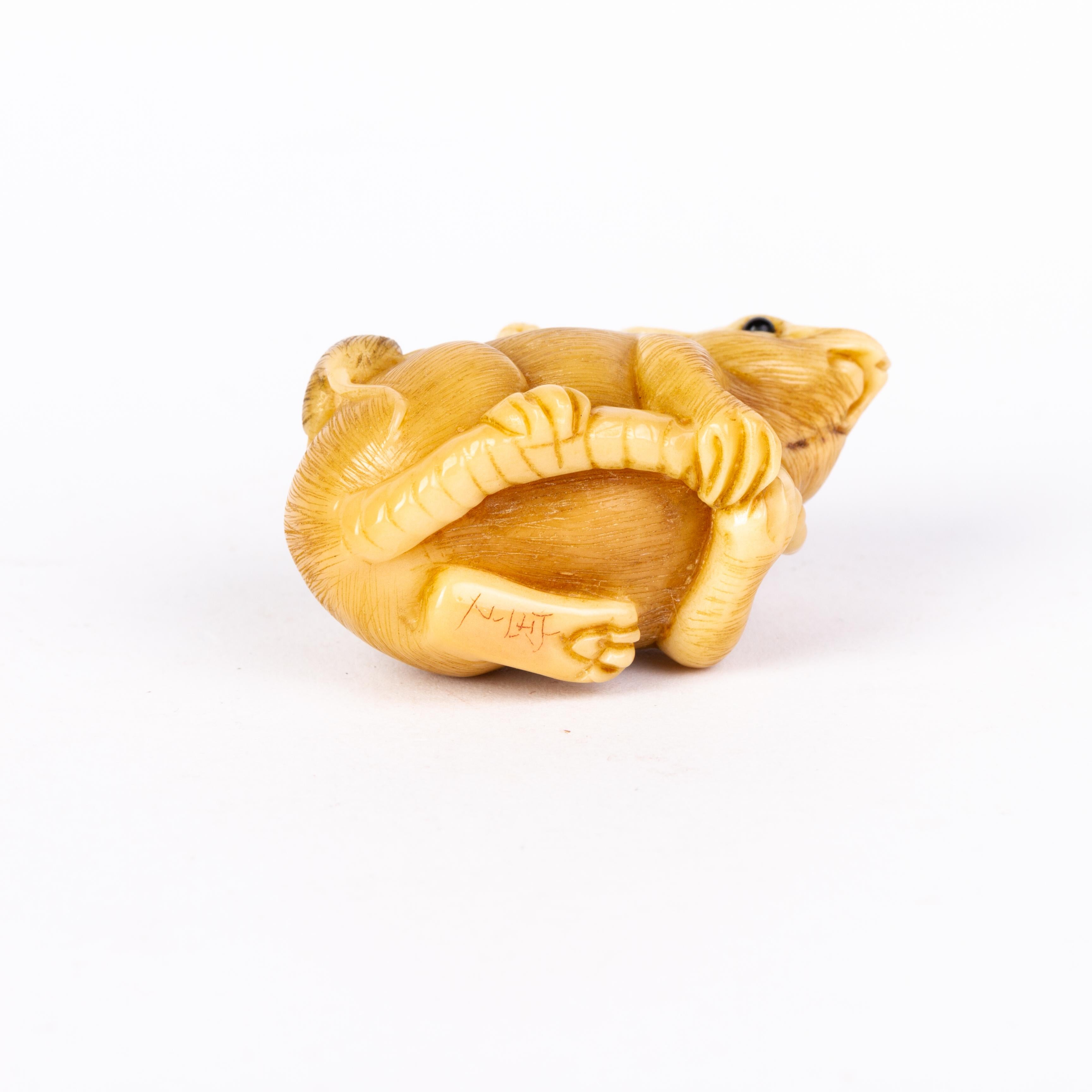 20ième siècle Signé Japanese Carved Tagua Nut Netsuke Rats Inro Ojime en vente