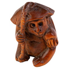 Signierter japanischer geschnitzter Netsuke-Inro-Affen aus Holz