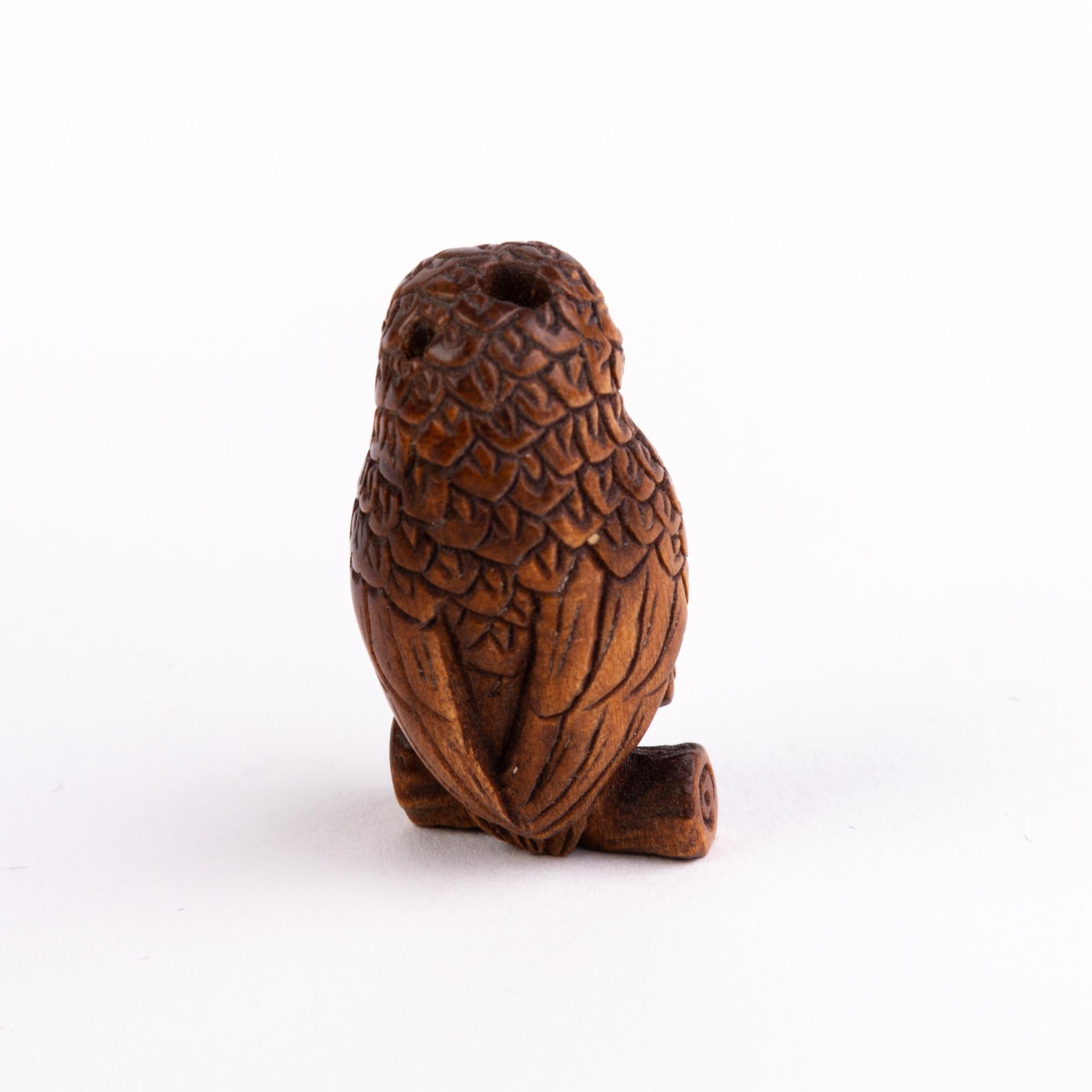 Signed Japanese Carved Wood Netsuke Inro Owl In Good Condition For Sale In Nottingham, GB