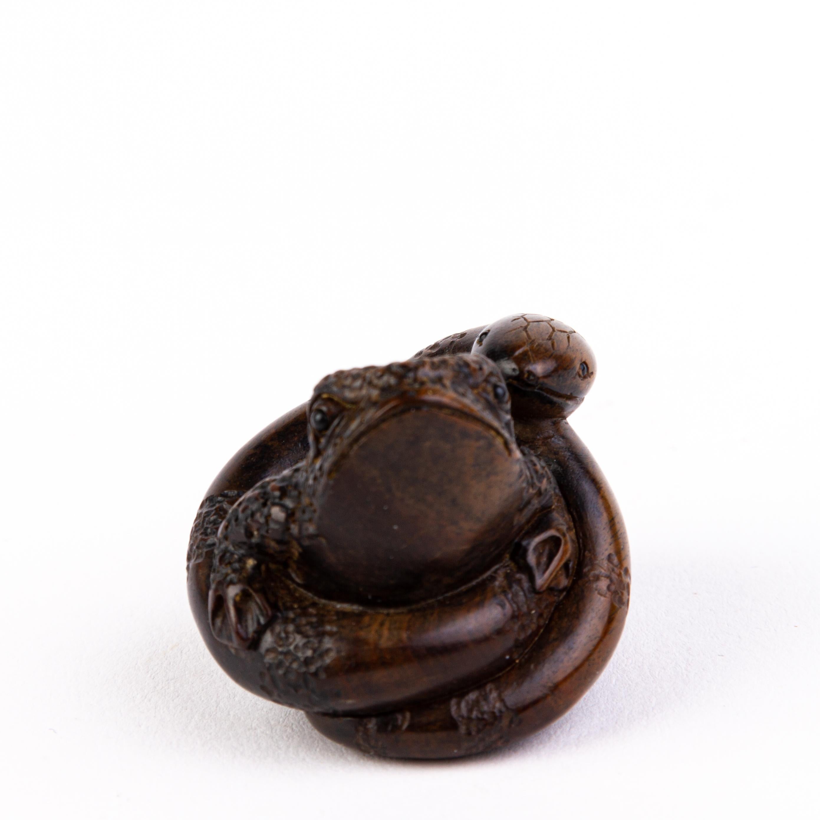 In good condition
From a private collection
Free international shipping
Signed Japanese Dark Wood Netsuke of Snake Trapping Toad