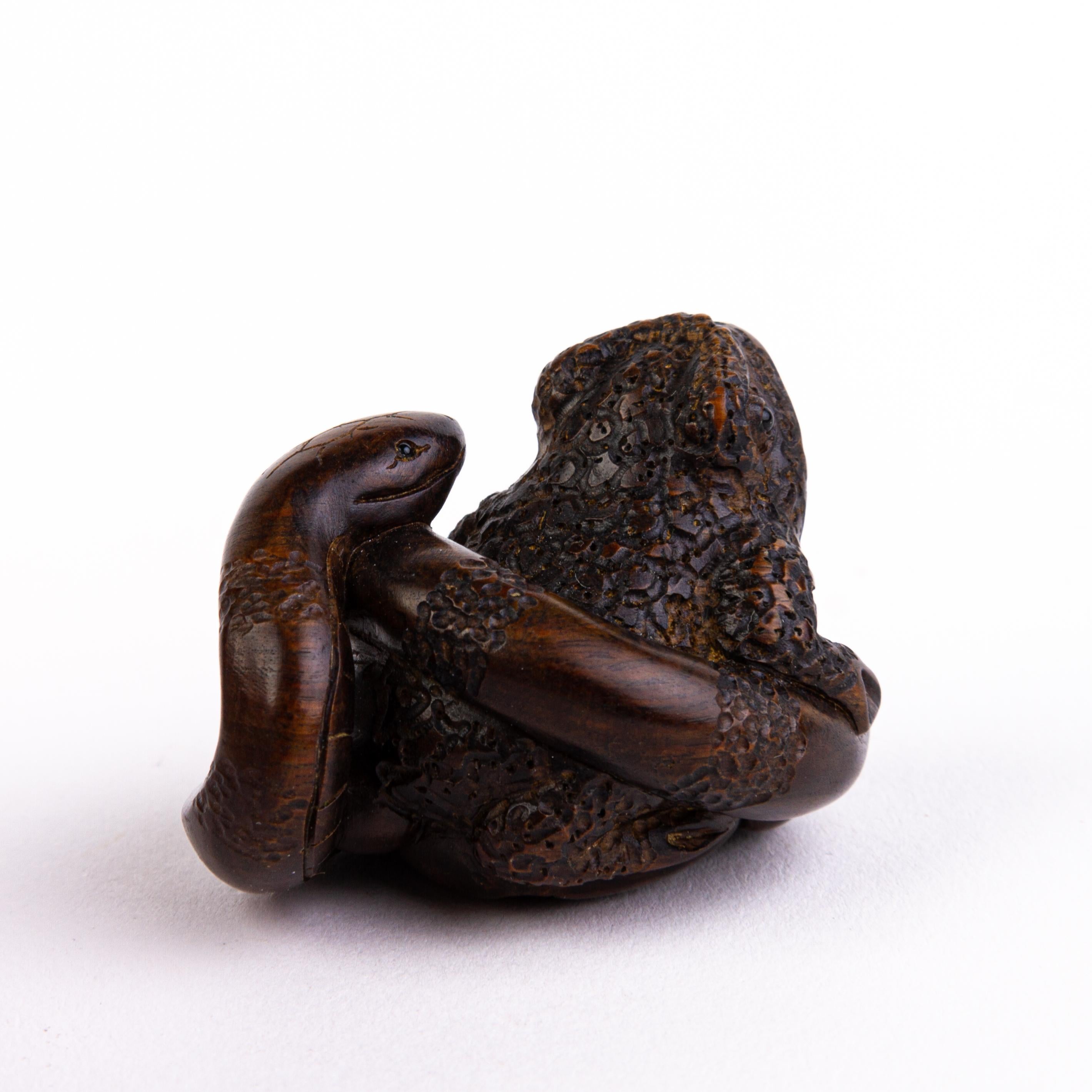 Signed Japanese Dark Wood Netsuke of Snake Trapping Toad In Good Condition For Sale In Nottingham, GB