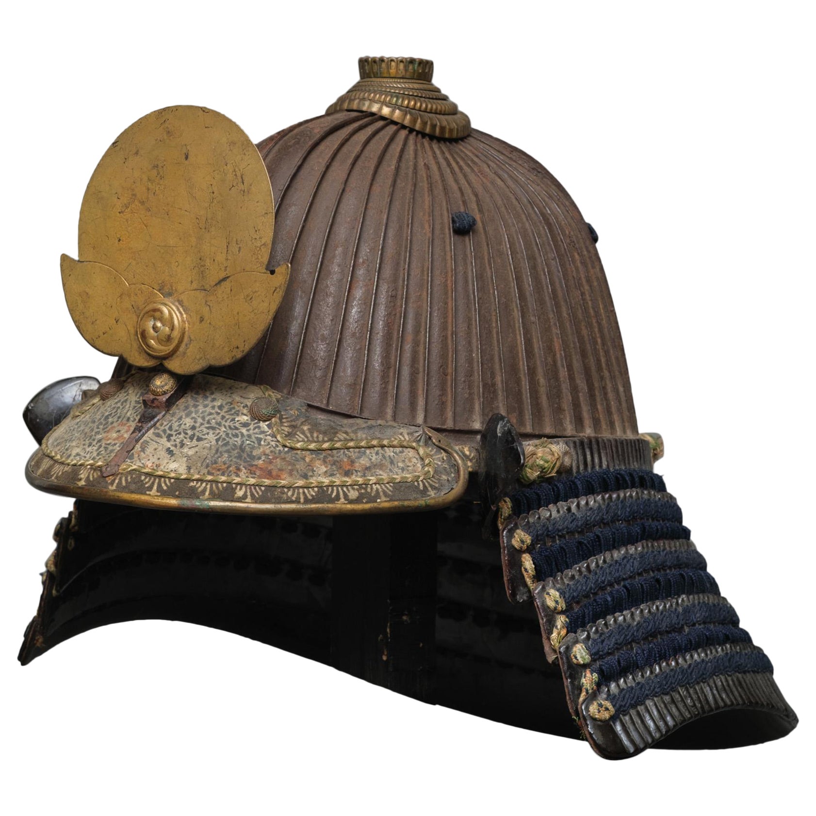 Suji
bachi kabuto (casque) japonais signé de l
époque d
Edo avec un maedate de lune et de nuages