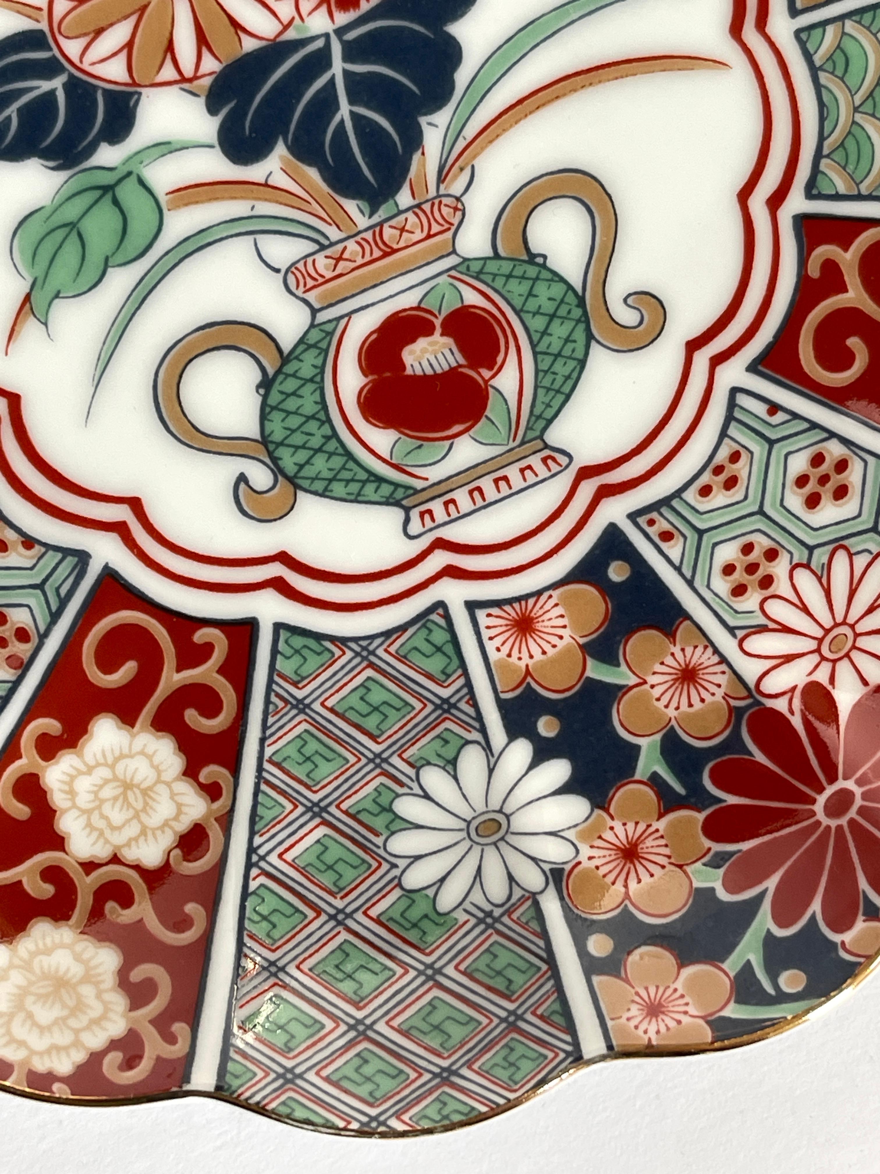 Signed Japanese Imari Scalloped Plate with Floral Design In Excellent Condition For Sale In New York, NY