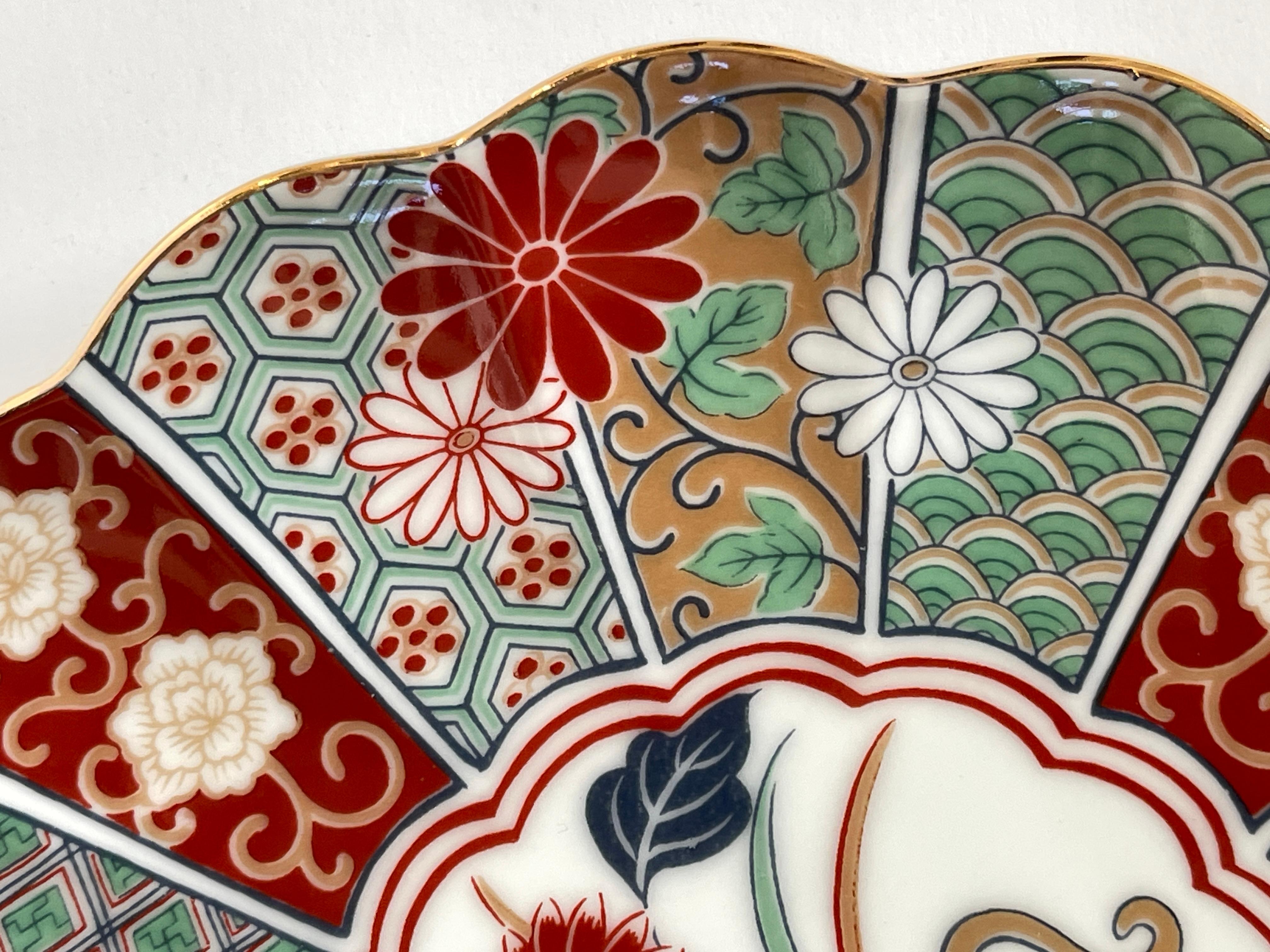20th Century Signed Japanese Imari Scalloped Plate with Floral Design For Sale