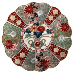 Assiette festonnée japonaise signée Imari avec motif floral
