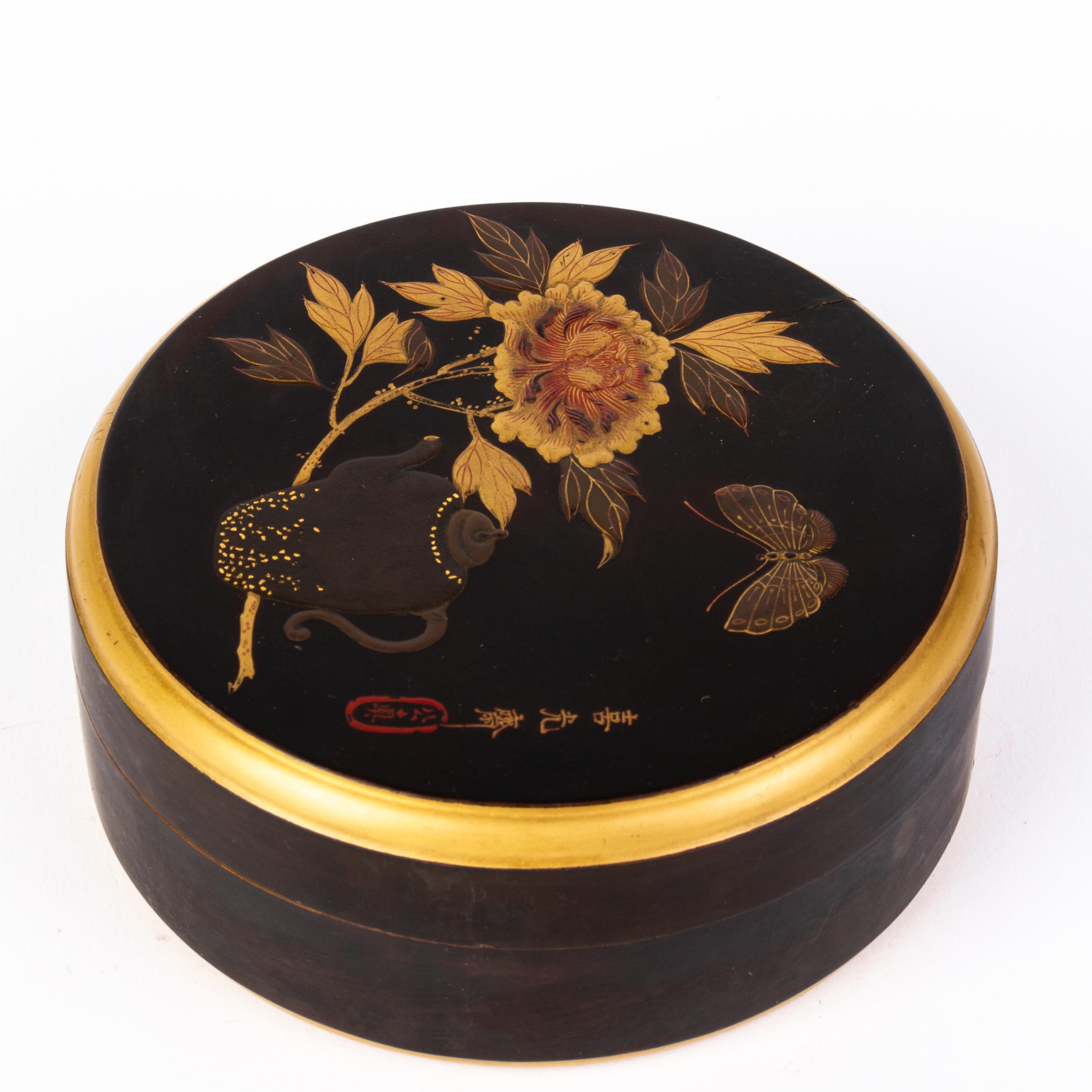 Signed Japanese Lacquered Circular Box Meiji In Good Condition For Sale In Nottingham, GB