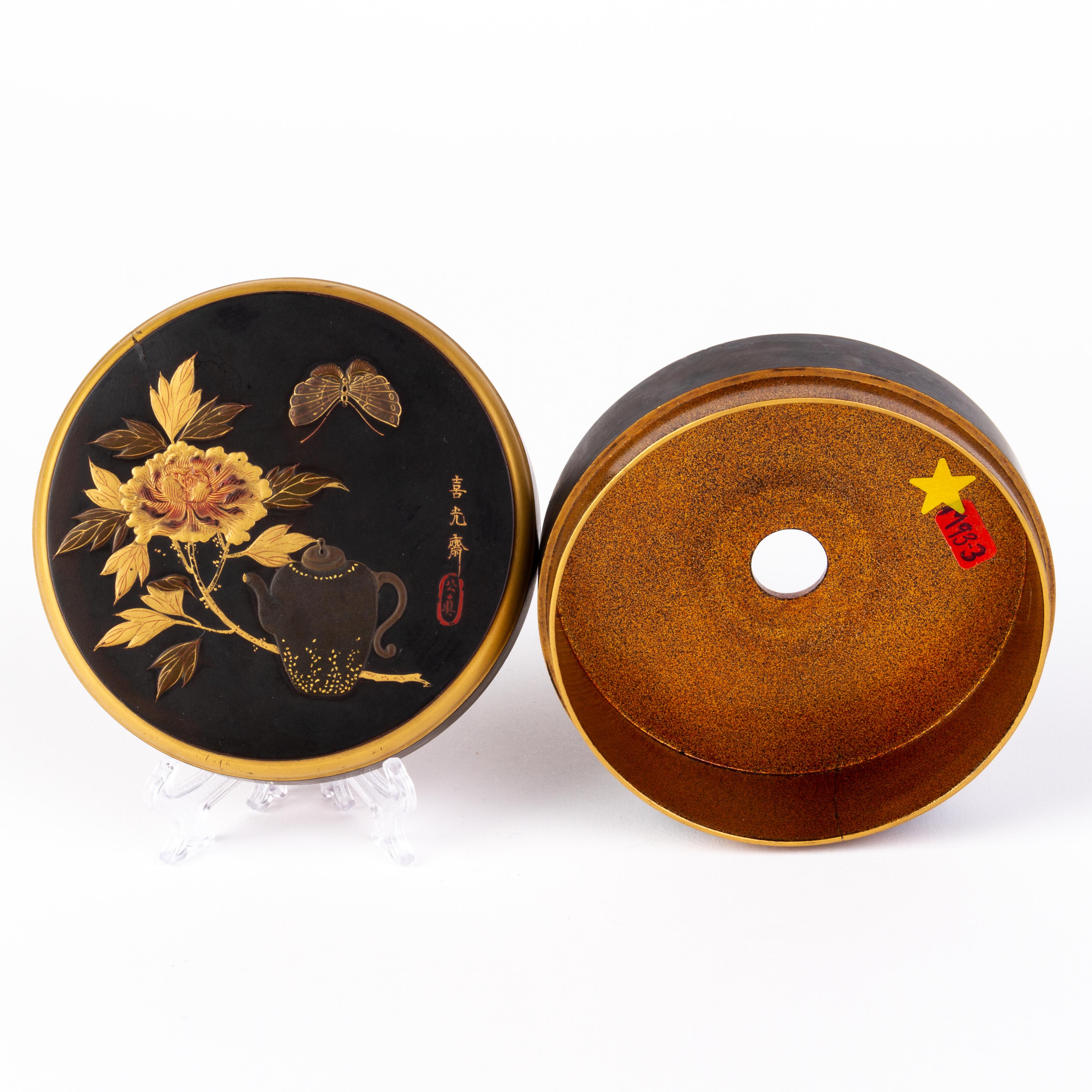 Signed Japanese Lacquered Circular Box Meiji For Sale 1