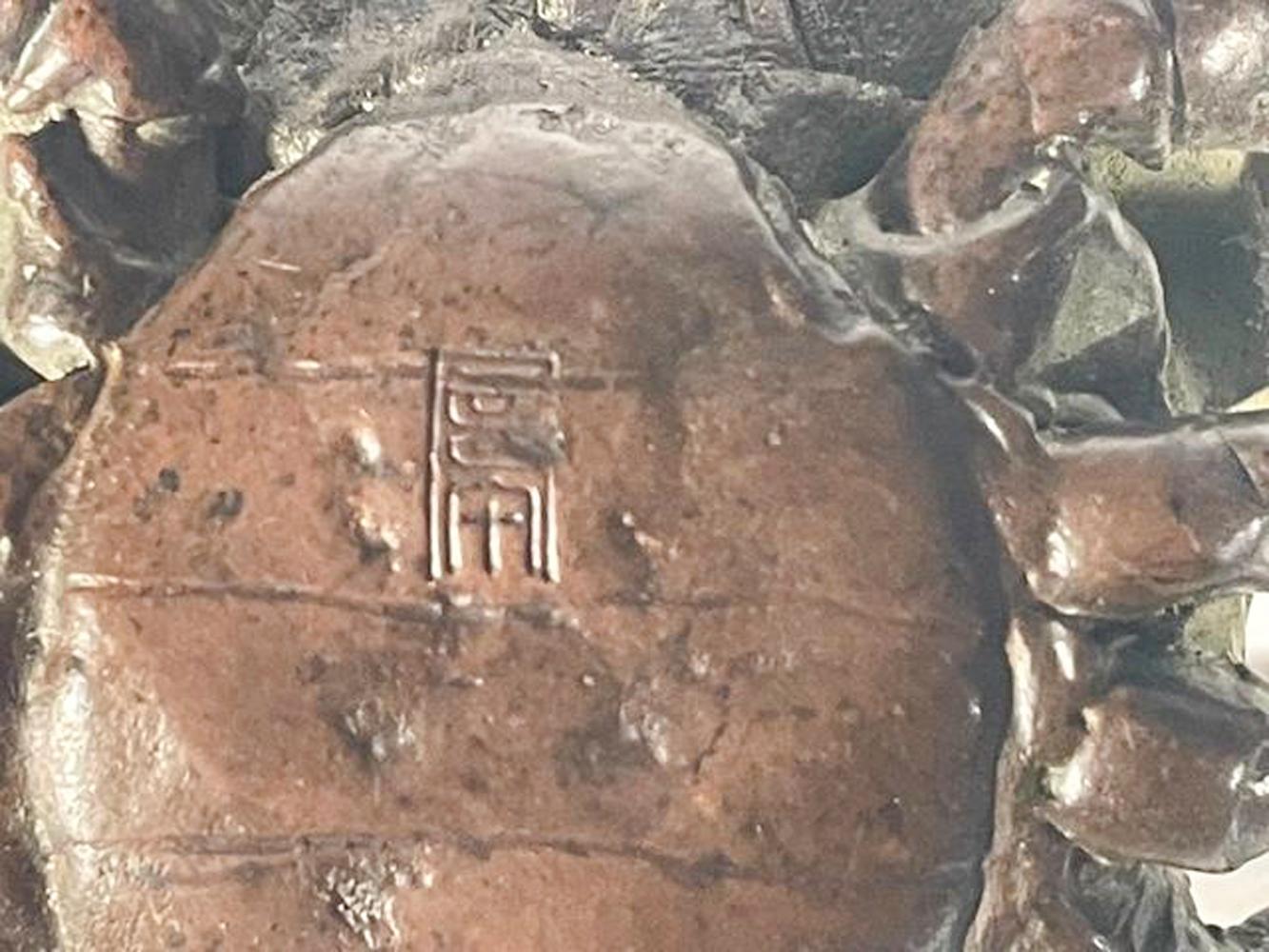 Okimono en bronze japonais signé représentant un crabe naturaliste sur ses orteils et les pinces levées. L'un des cinq désignés par (D) dans le titre.