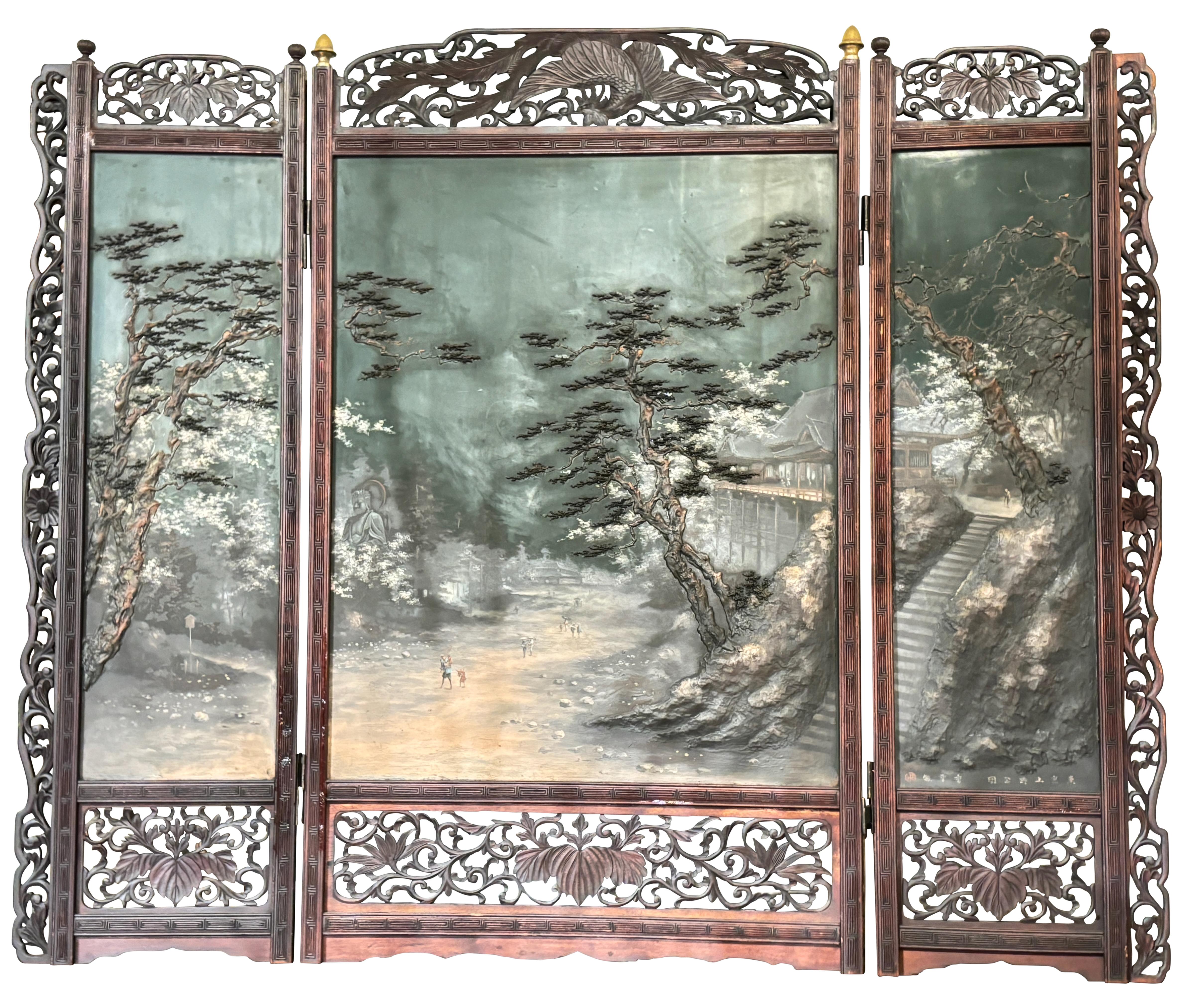 Japanischer lackierter und handbemalter Klapptisch aus der Meiji-Zeit.
Das Basrelief (stark strukturierte) skulpturale Gemälde einer heiteren, ruhigen Natur in einem kunstvoll geschnitzten Holzrahmen.
In schönem Originalzustand, obwohl wir glauben,