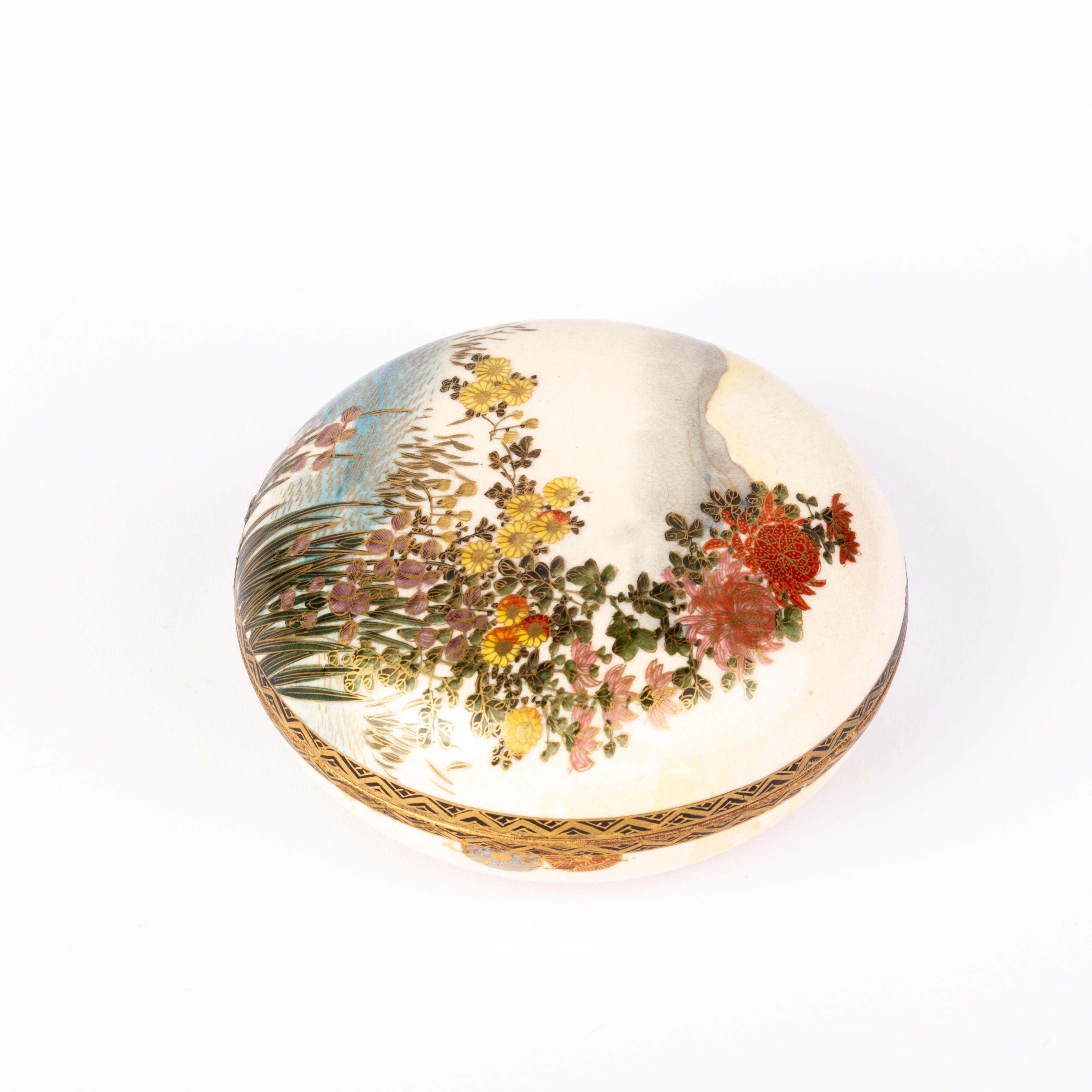 Signed Japanese Satsuma Pottery Lidded Circular Box  In Good Condition For Sale In Nottingham, GB