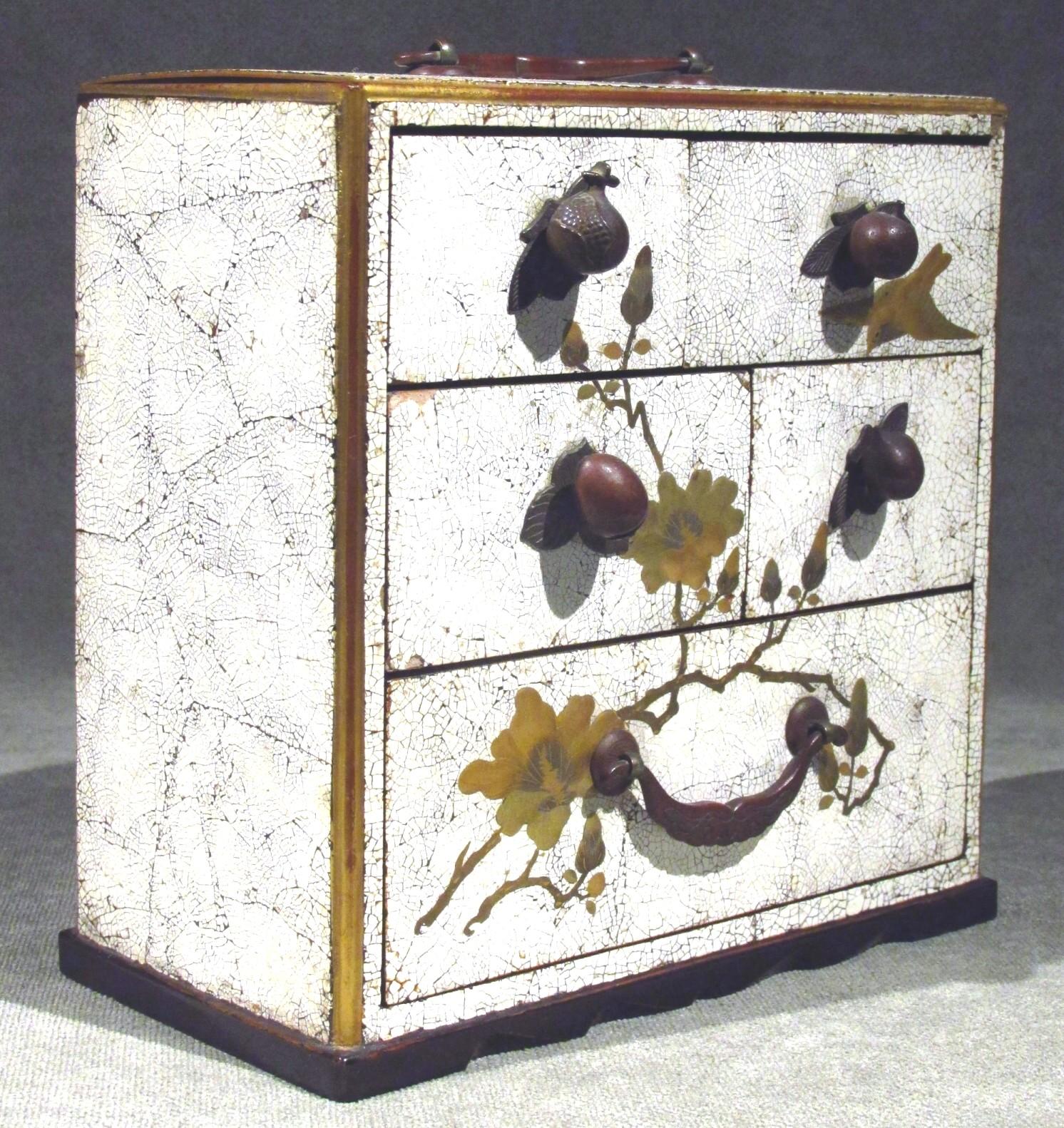 Japonais Laque blanche et laque Maki-E japonaise Tansu, période Meiji en vente
