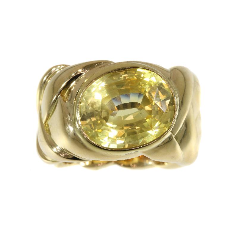 JAR 10.50 Carat Yellow Sapphire and 18 Karat Gold Ring In Excellent Condition In Antwerp, BE