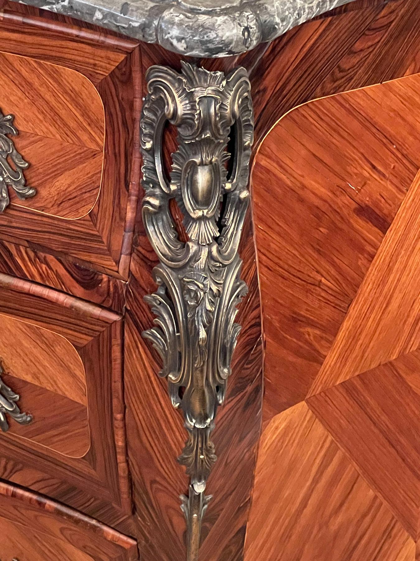 Firmato JB Hedouin Paris Régence Commode Tombeau in palissandro montato in bronzo in vendita 3