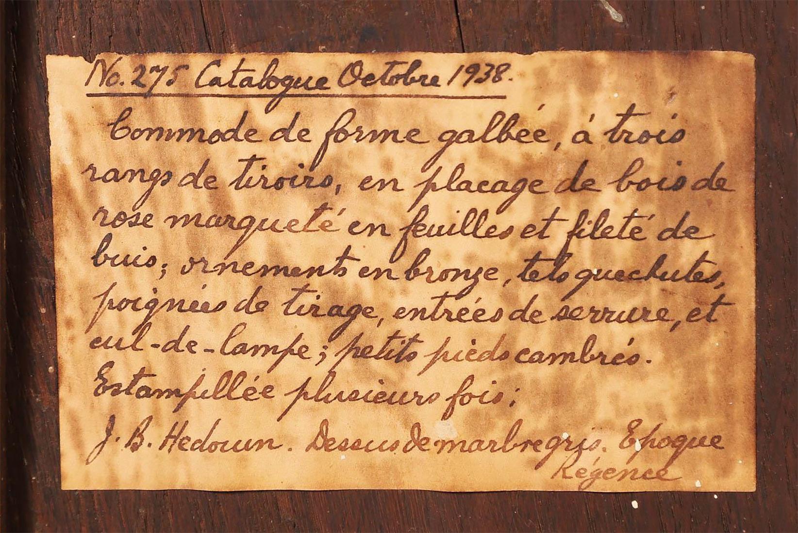 Firmato JB Hedouin Paris Régence Commode Tombeau in palissandro montato in bronzo in vendita 5