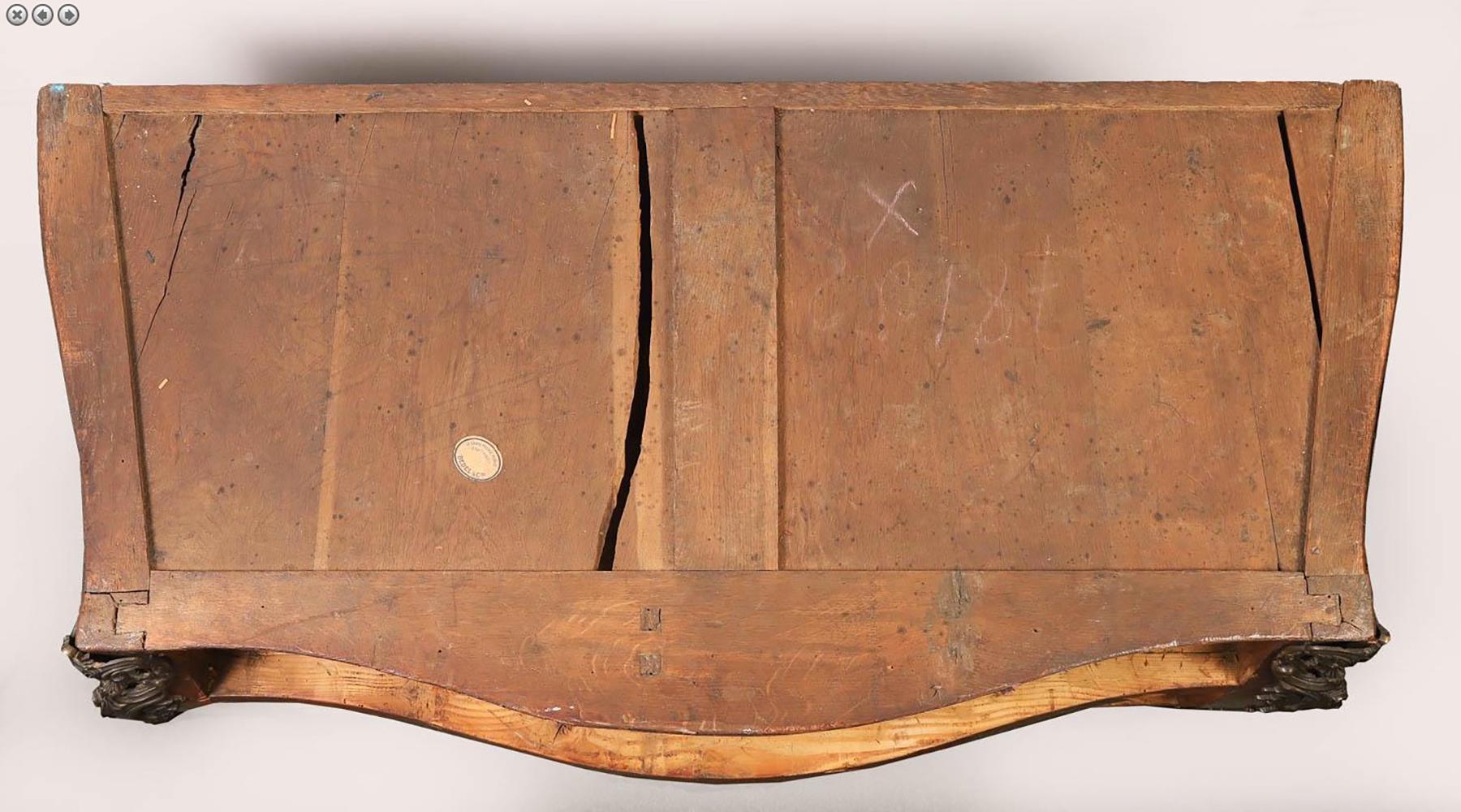 Firmato JB Hedouin Paris Régence Commode Tombeau in palissandro montato in bronzo in vendita 6