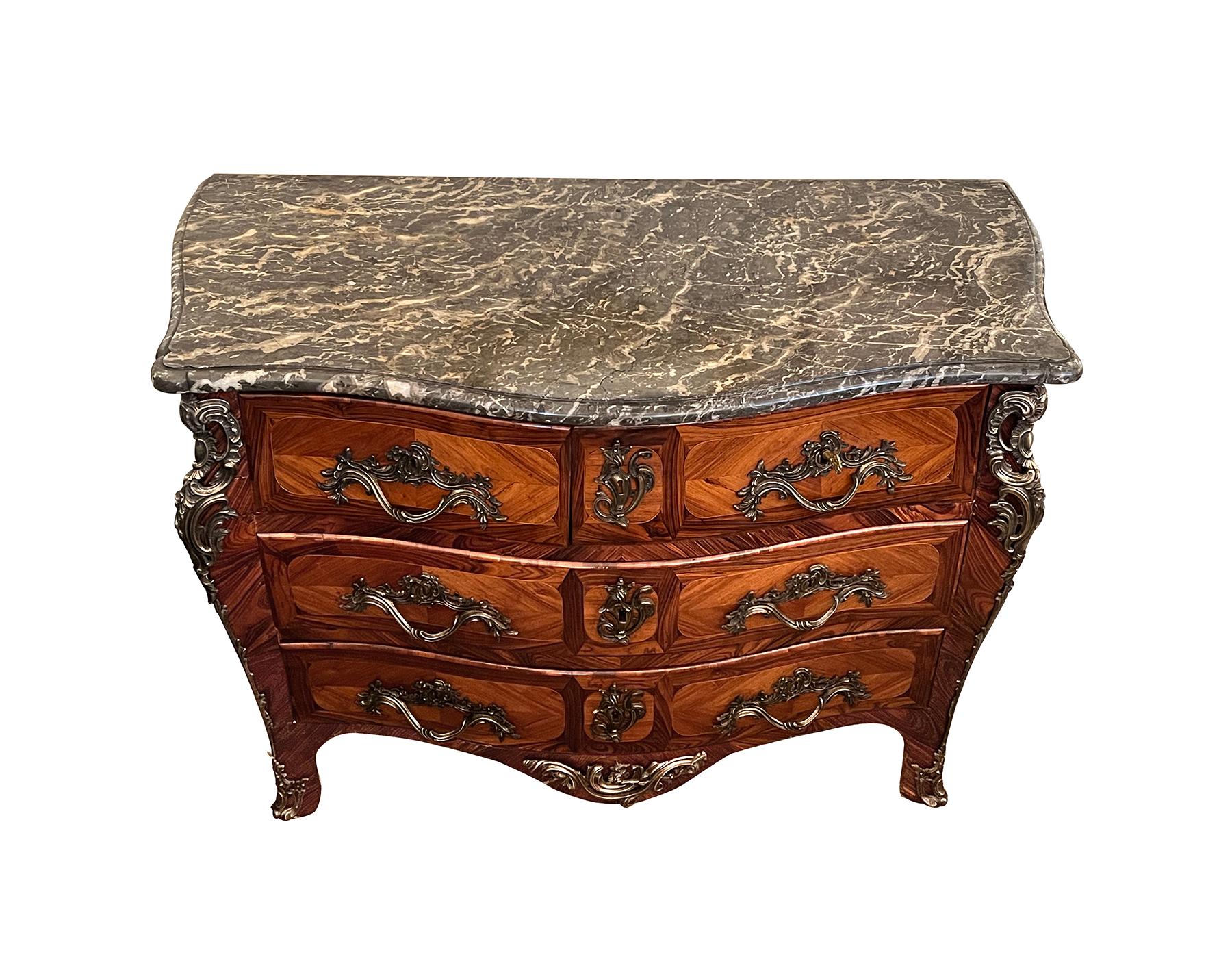 Francese Firmato JB Hedouin Paris Régence Commode Tombeau in palissandro montato in bronzo in vendita
