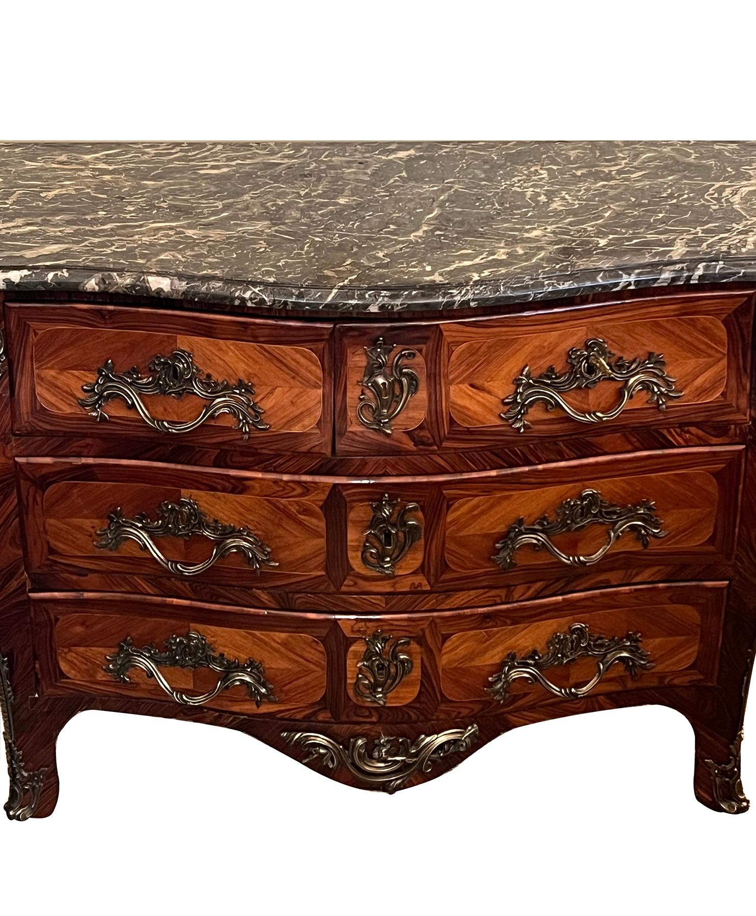 Intagliato a mano Firmato JB Hedouin Paris Régence Commode Tombeau in palissandro montato in bronzo in vendita